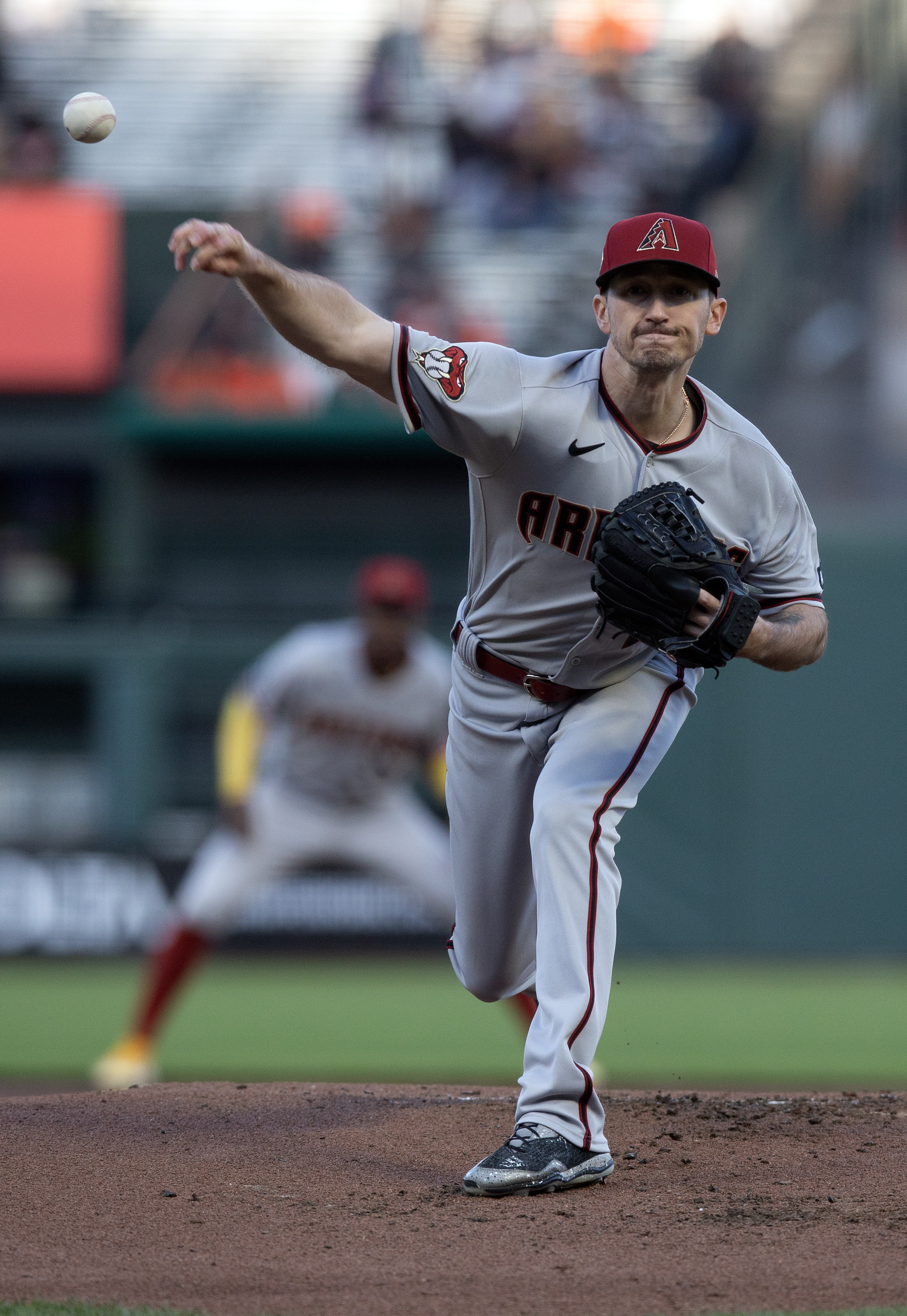 Giants begin series by knocking off West-leading D-backs