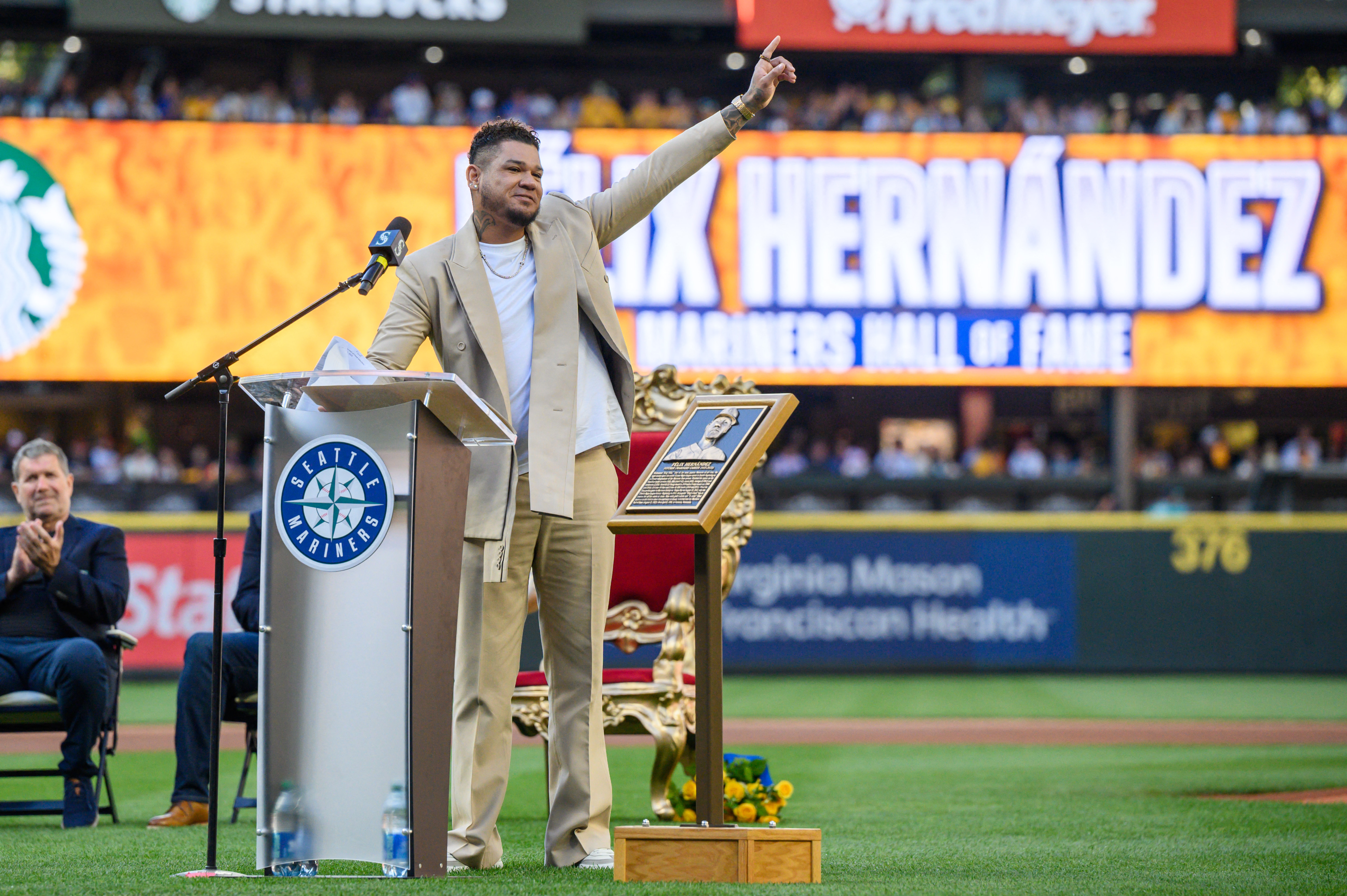 Felix Hernandez ready to hold court again as he goes into Mariners Hall of  Fame, Mariners