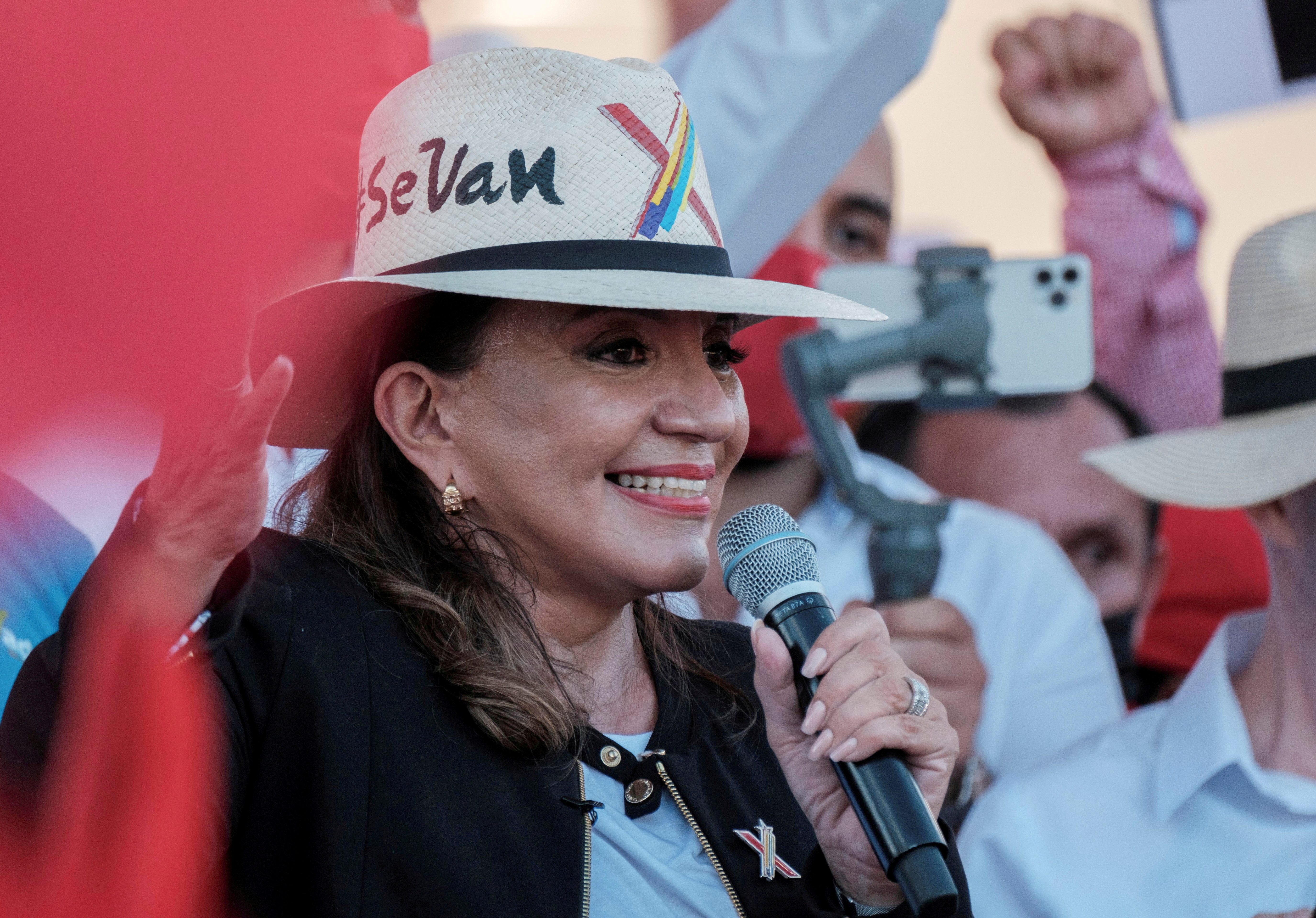 Xiomara Castro, presidential candidate for the opposition Libre Party, speaks during the closing rally of her electoral campaign in San Pedro Sula, Honduras November 20, 2021. REUTERS/Yoseph Amaya//File Photo