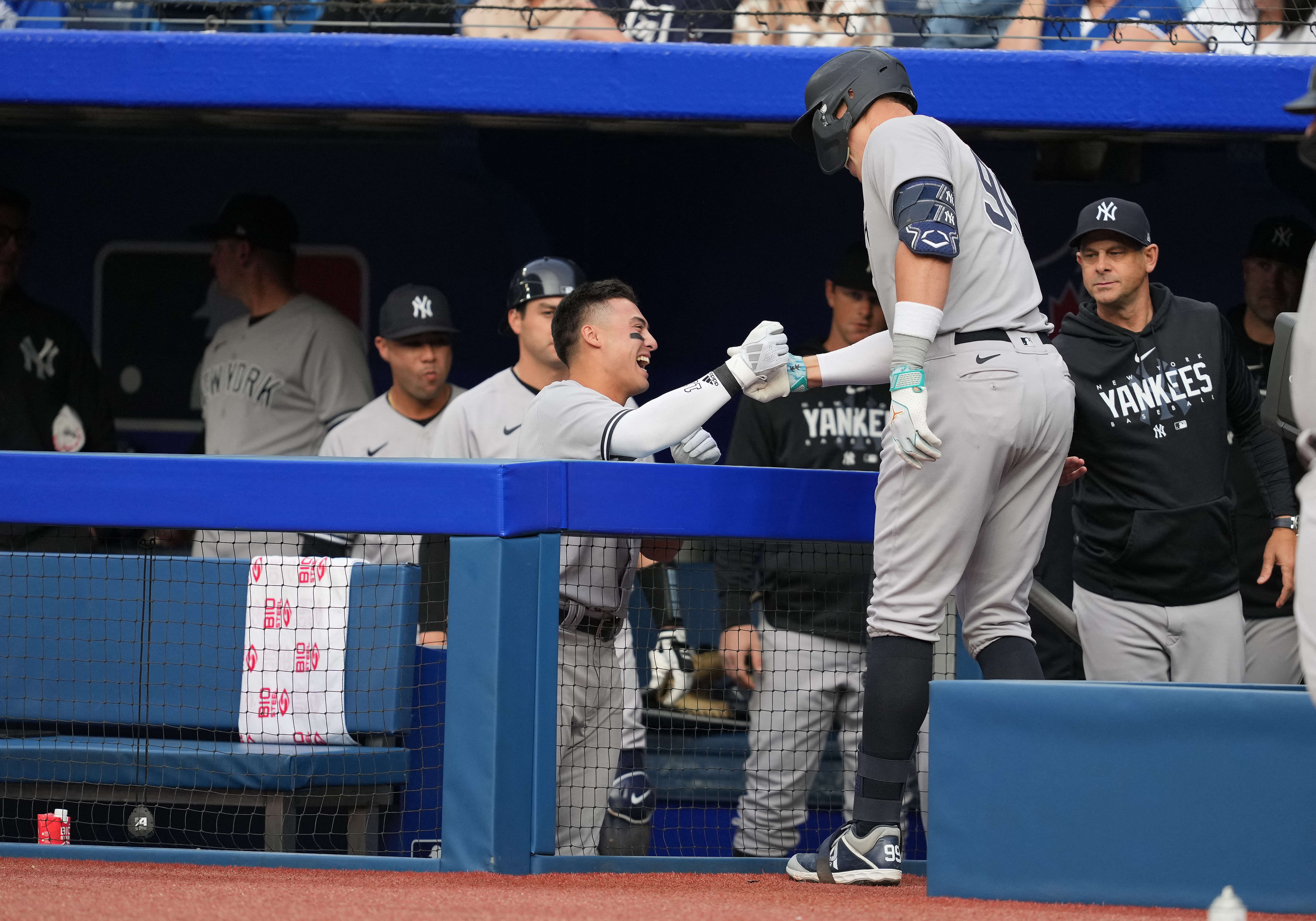 Aaron Boone tips his cap to Alek Manoah after MLB debut