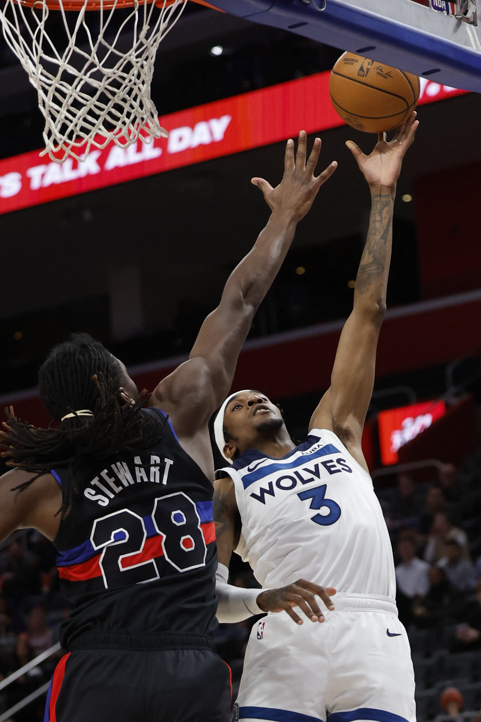 Anthony Edwards leads Wolves to win over Pistons