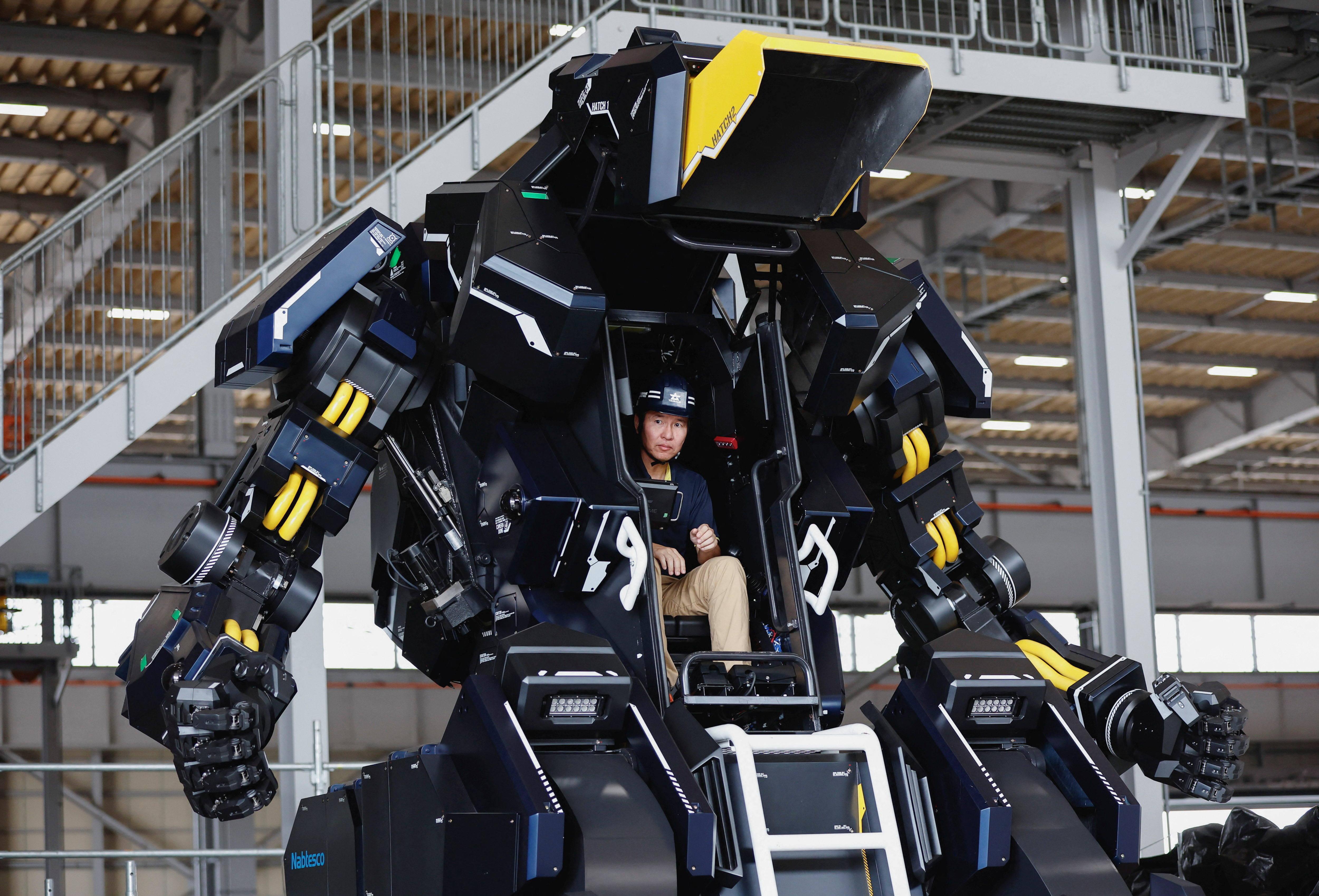 Giant robot comes to life in Japan