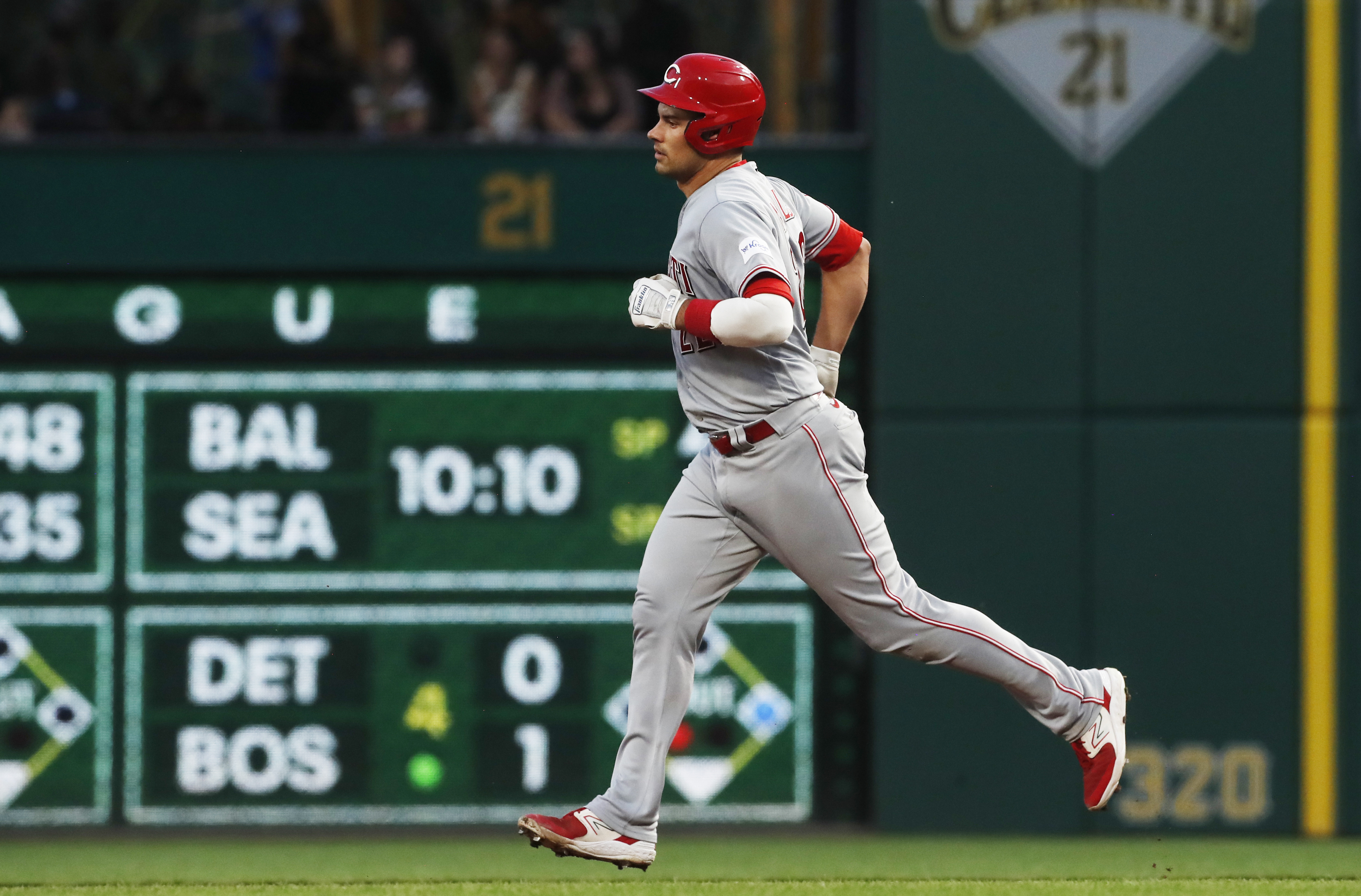 Reds bust out of slump, beat Pirates 9-2