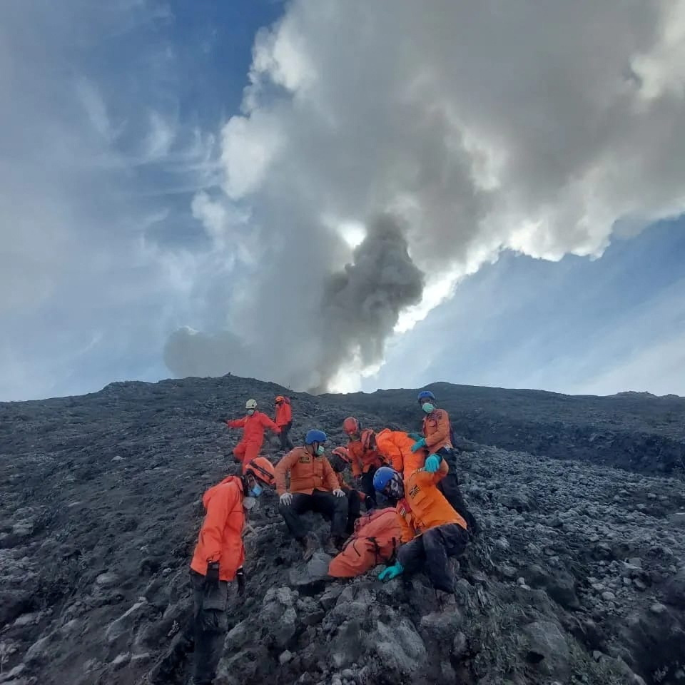 インドネシア火山噴火、死者22人に増加　1人なお行方不明