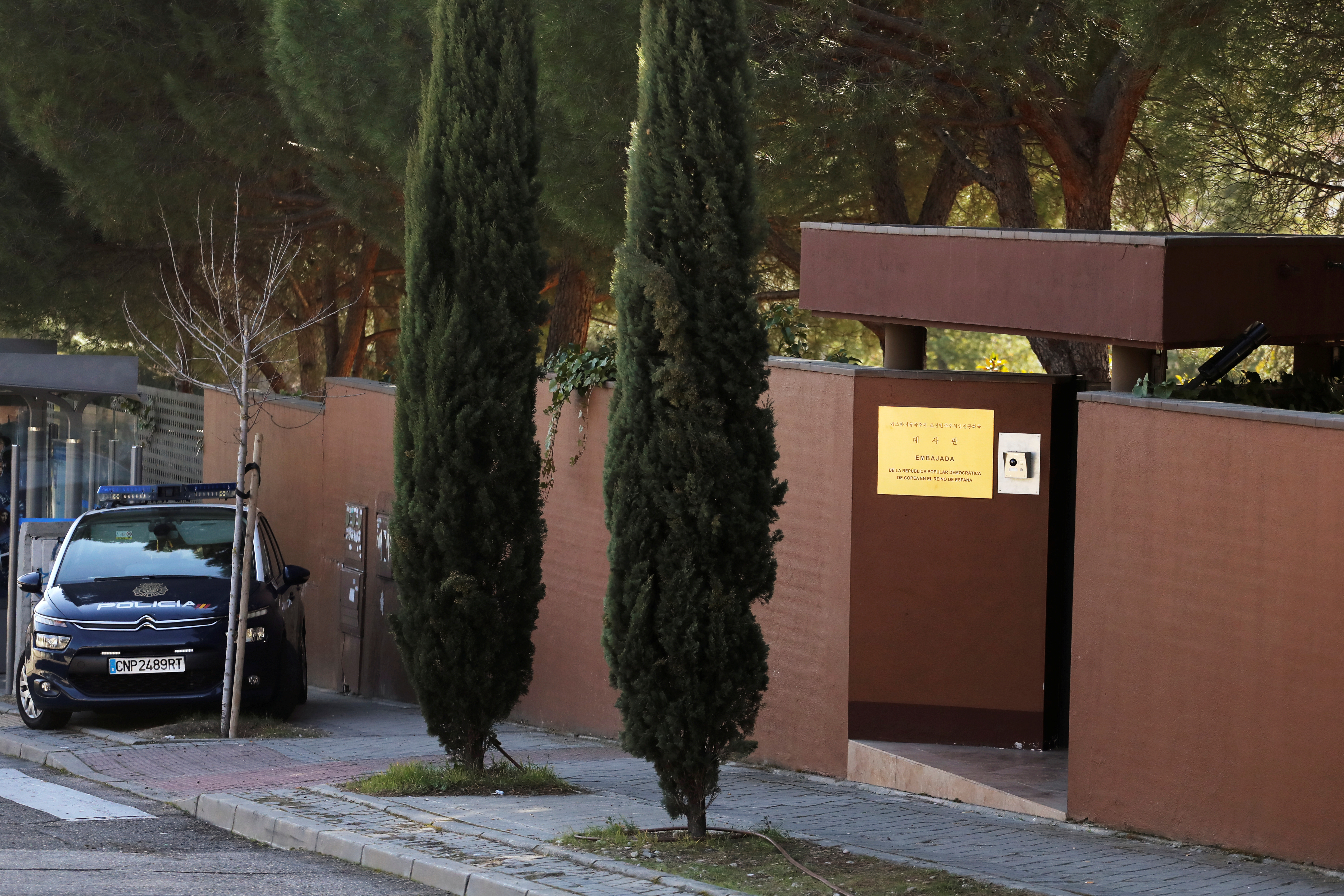 Một chiếc xe cảnh sát quốc gia Tây Ban Nha được nhìn thấy bên ngoài đại sứ quán Triều Tiên ở Madrid