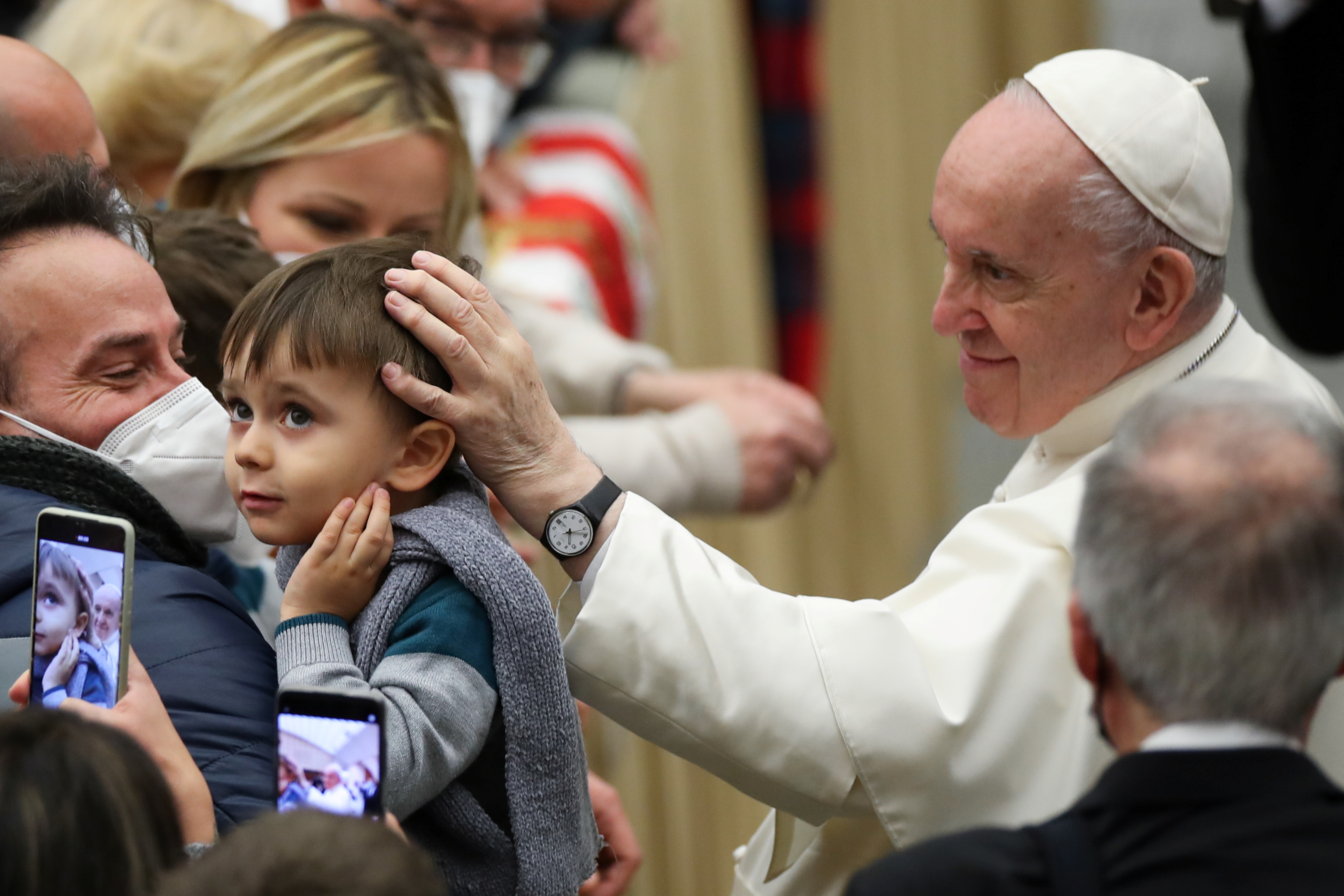 Pope Francis blesses a child after the weekly general audience at the Paul VI Audience Hall, at the Vatican, December 1, 2021. REUTERS/Yara Nardi