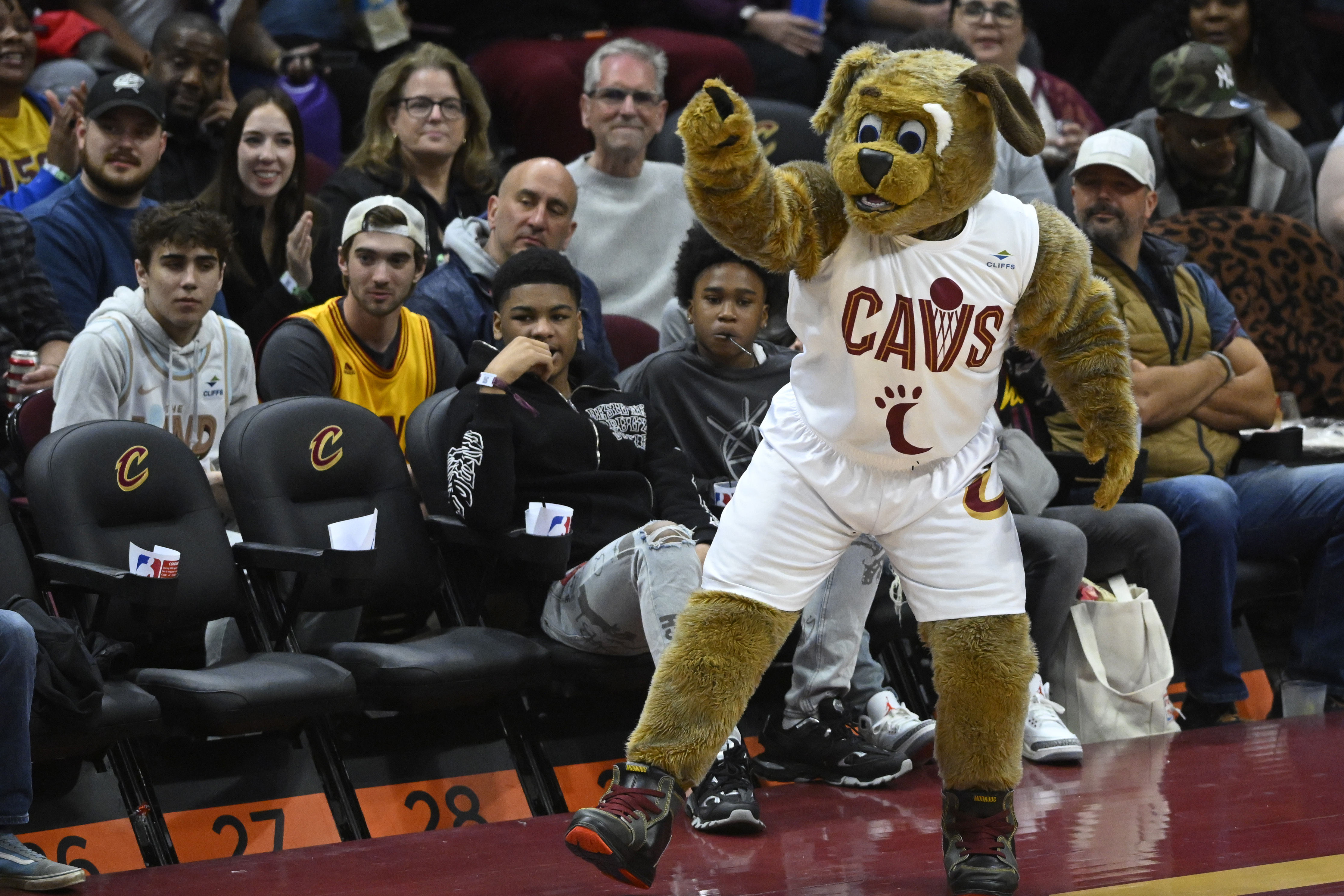 Shot of the year? Cavs mascot Moondog shows off skills