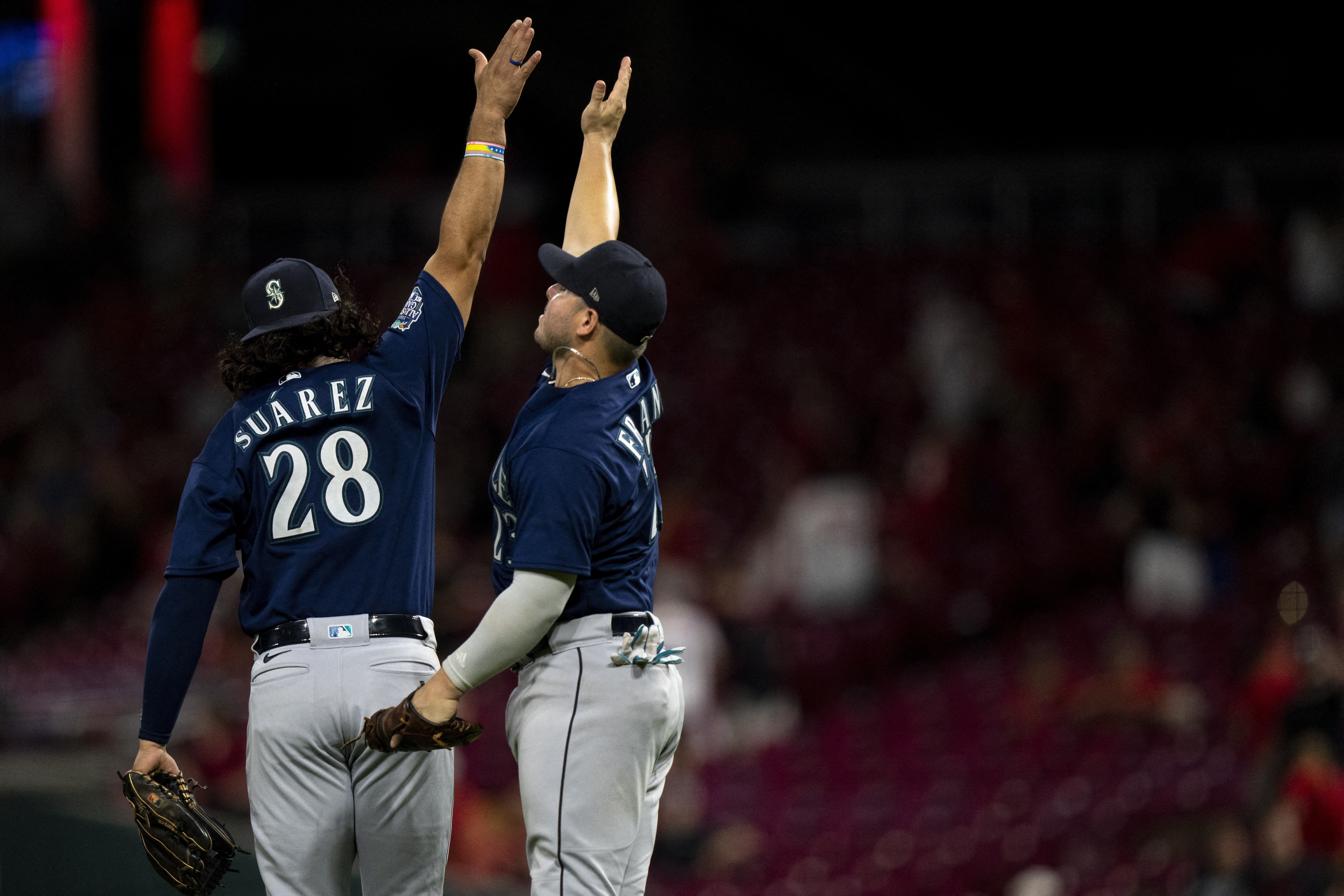 Mariners hit three homers to snap three-game skid, beat Reds