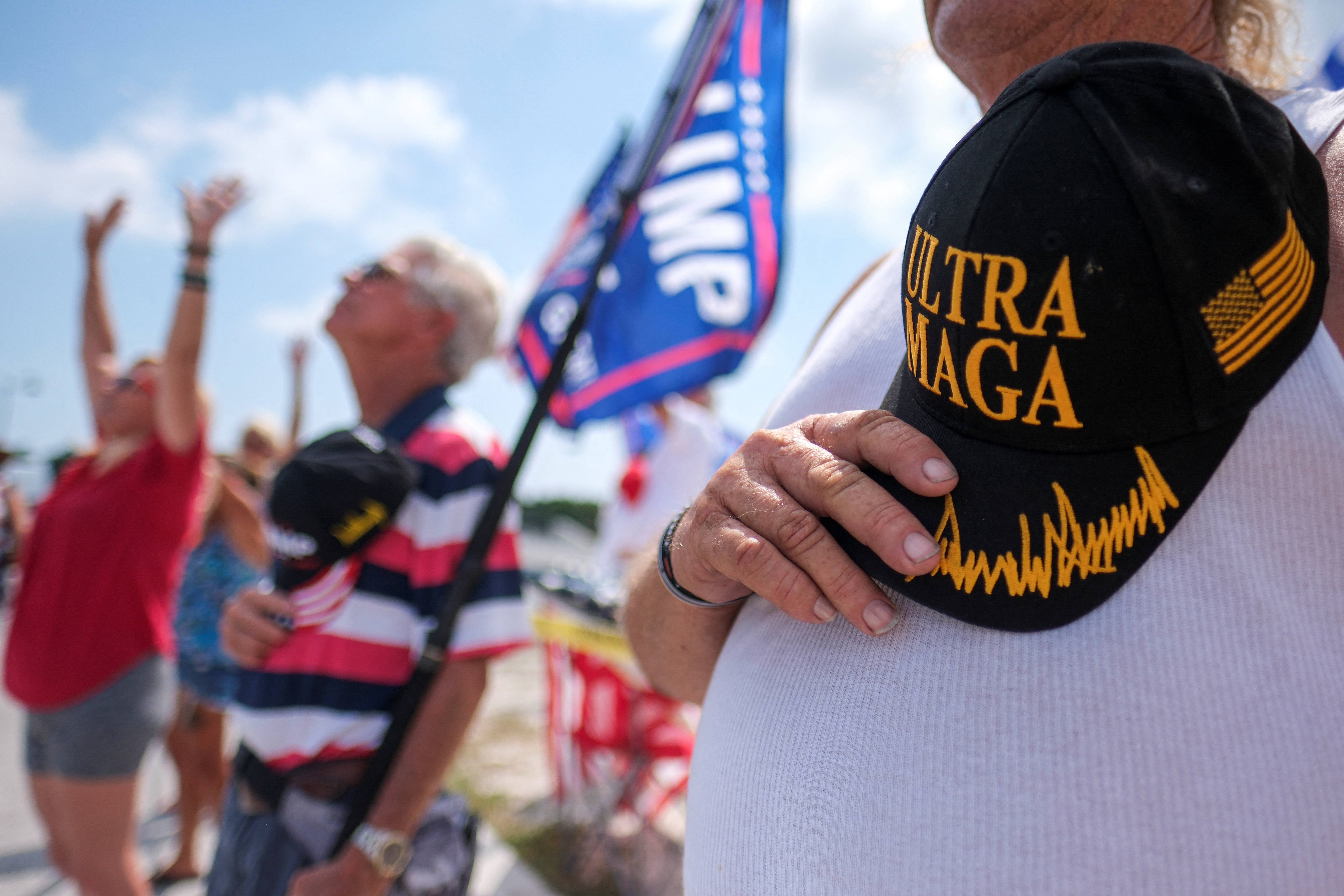 Los partidarios del ex presidente de Estados Unidos, Donald Trump, se reúnen frente a su resort Mar-a-Lago después de su acusación.