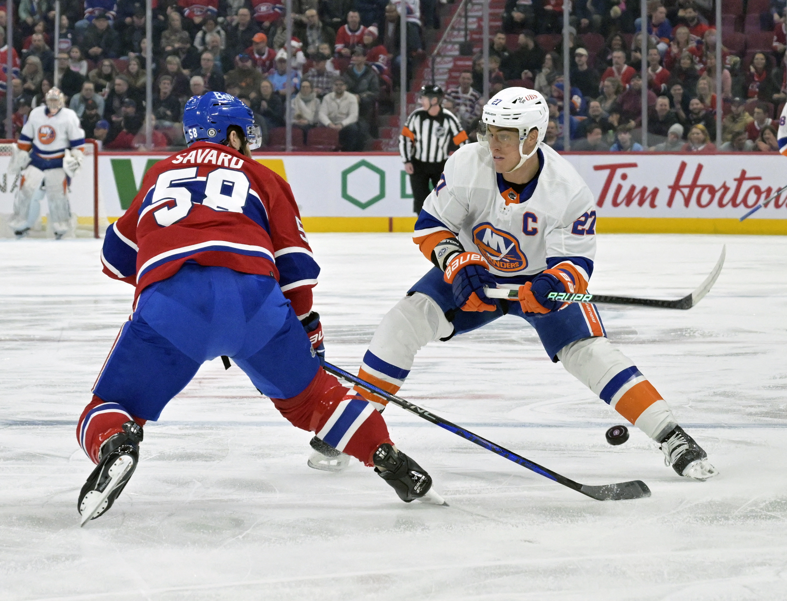 Habs post 4-goal 2nd period, then hold off Isles | Reuters