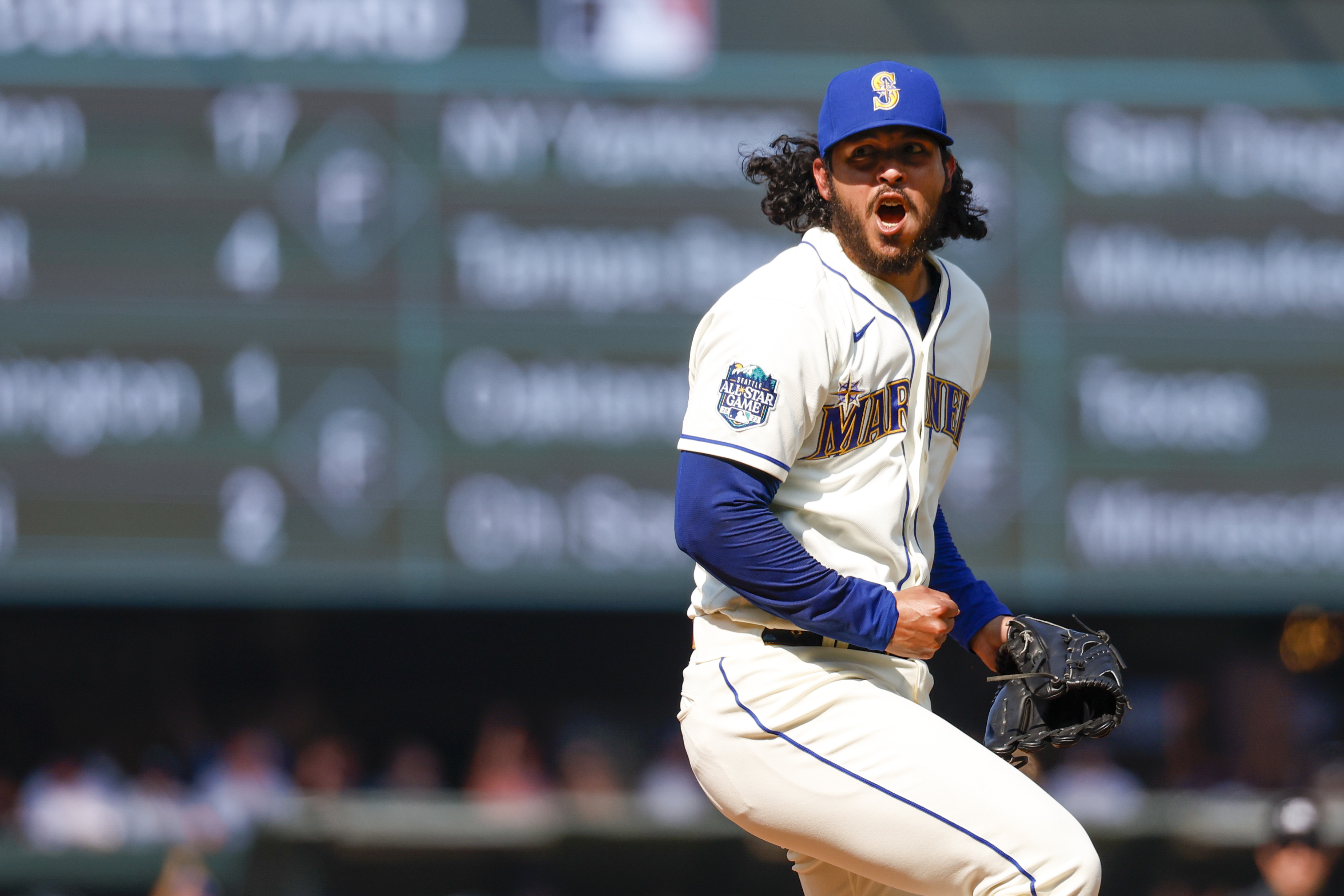 Mariners remain hot, dispatch Royals