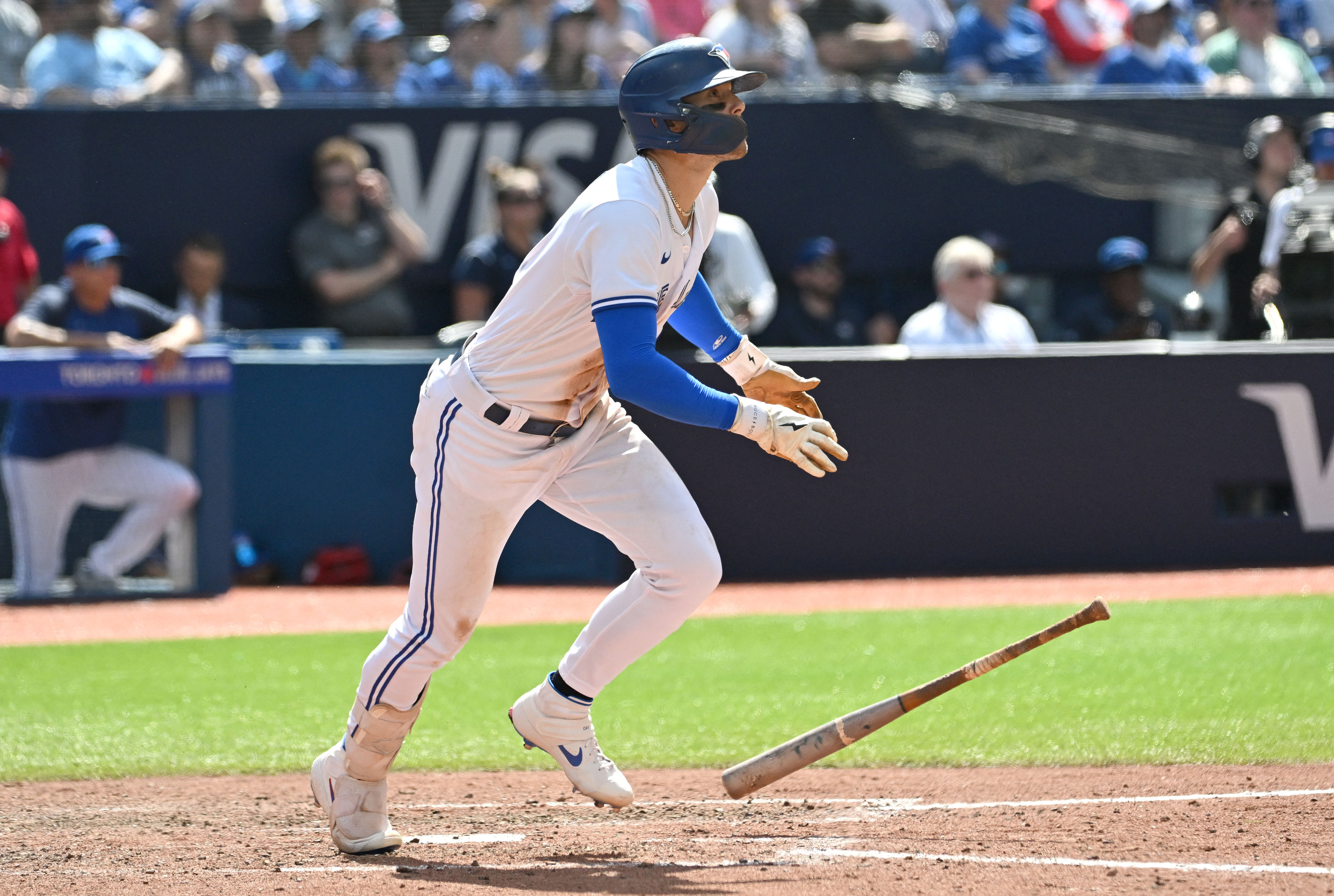 Blue Jays' hitting, pitching overwhelm Athletics