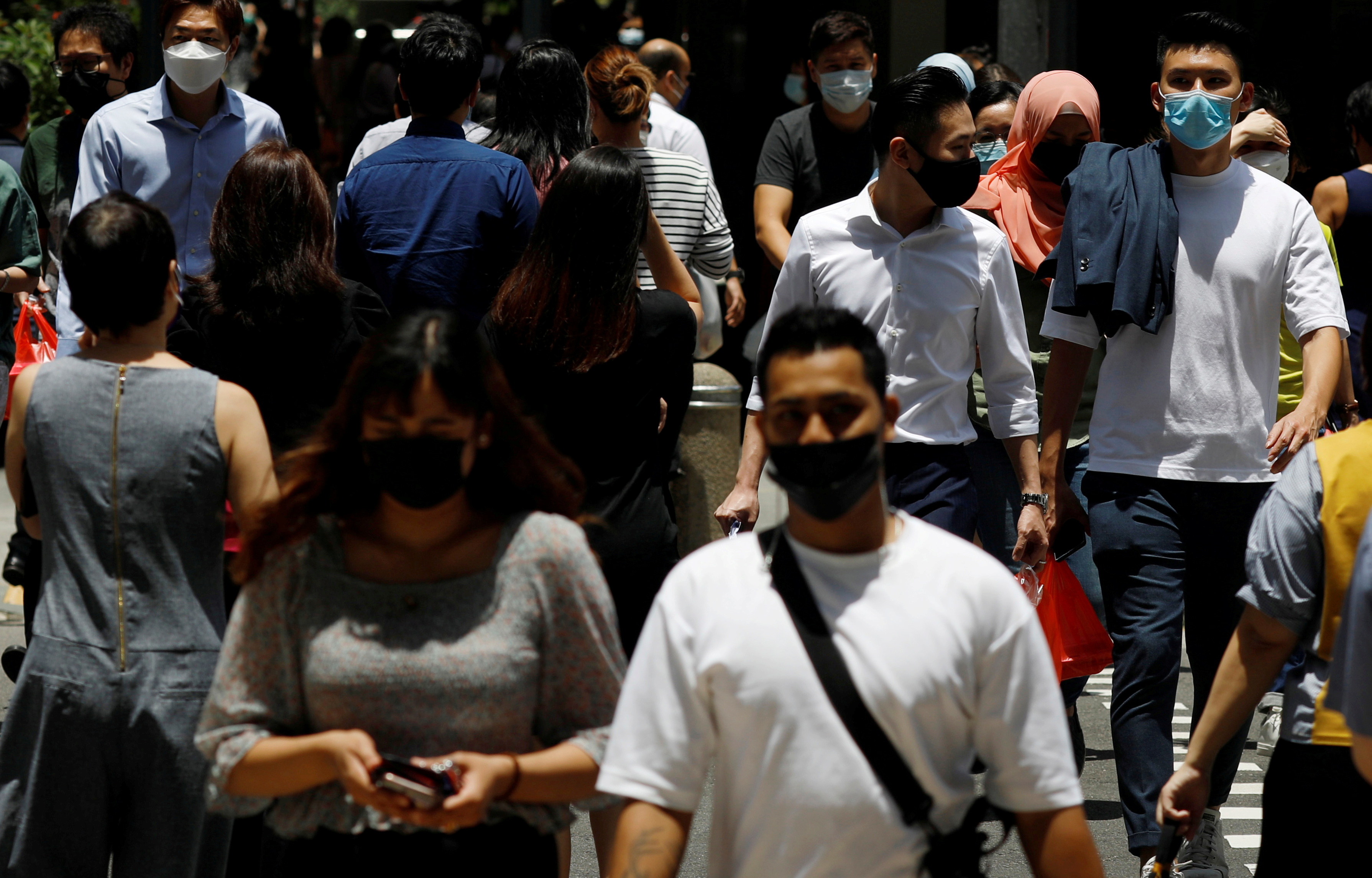 Office workers spend their lunch breaks at the central business district amid the COVID-19 outbreak in Singapore, September 8, 2021. REUTERS/Edgar Su