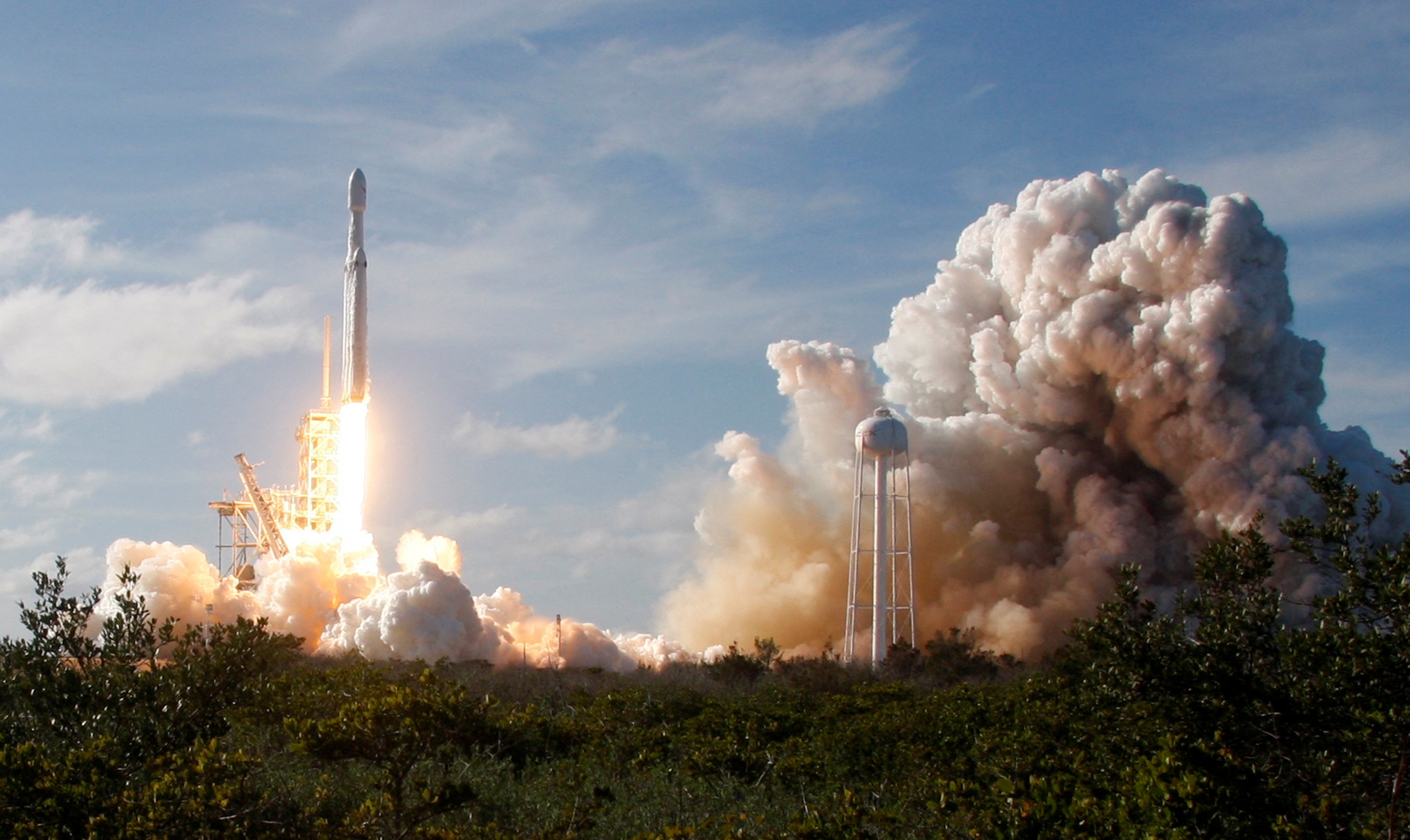 Ένας πύραυλος Falcon Heavy της SpaceX απογειώνεται από το Διαστημικό Κέντρο Κένεντι στο Ακρωτήριο Κανάβεραλ