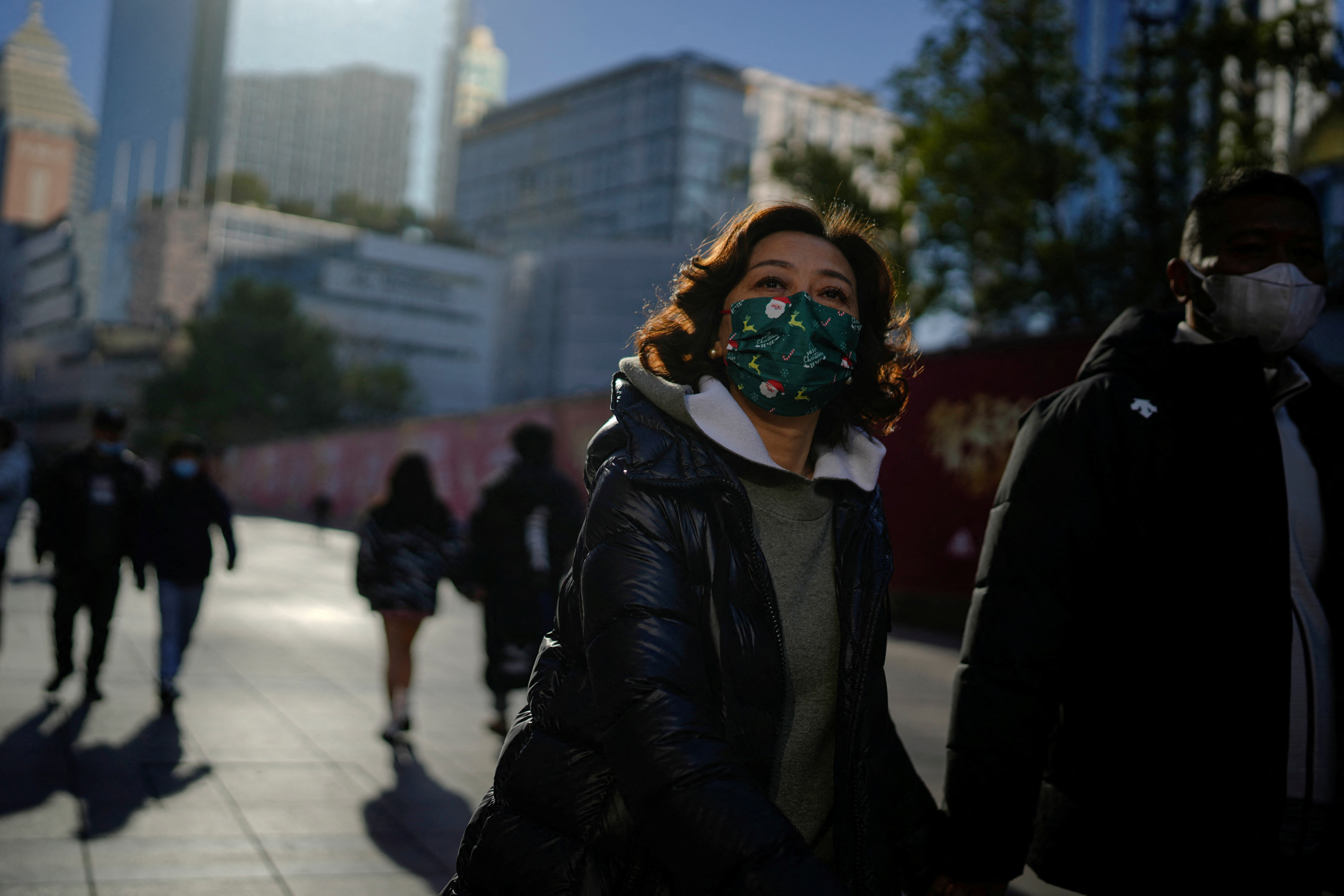 People return to work despite continuing COVID-19 outbreak in Shanghai
