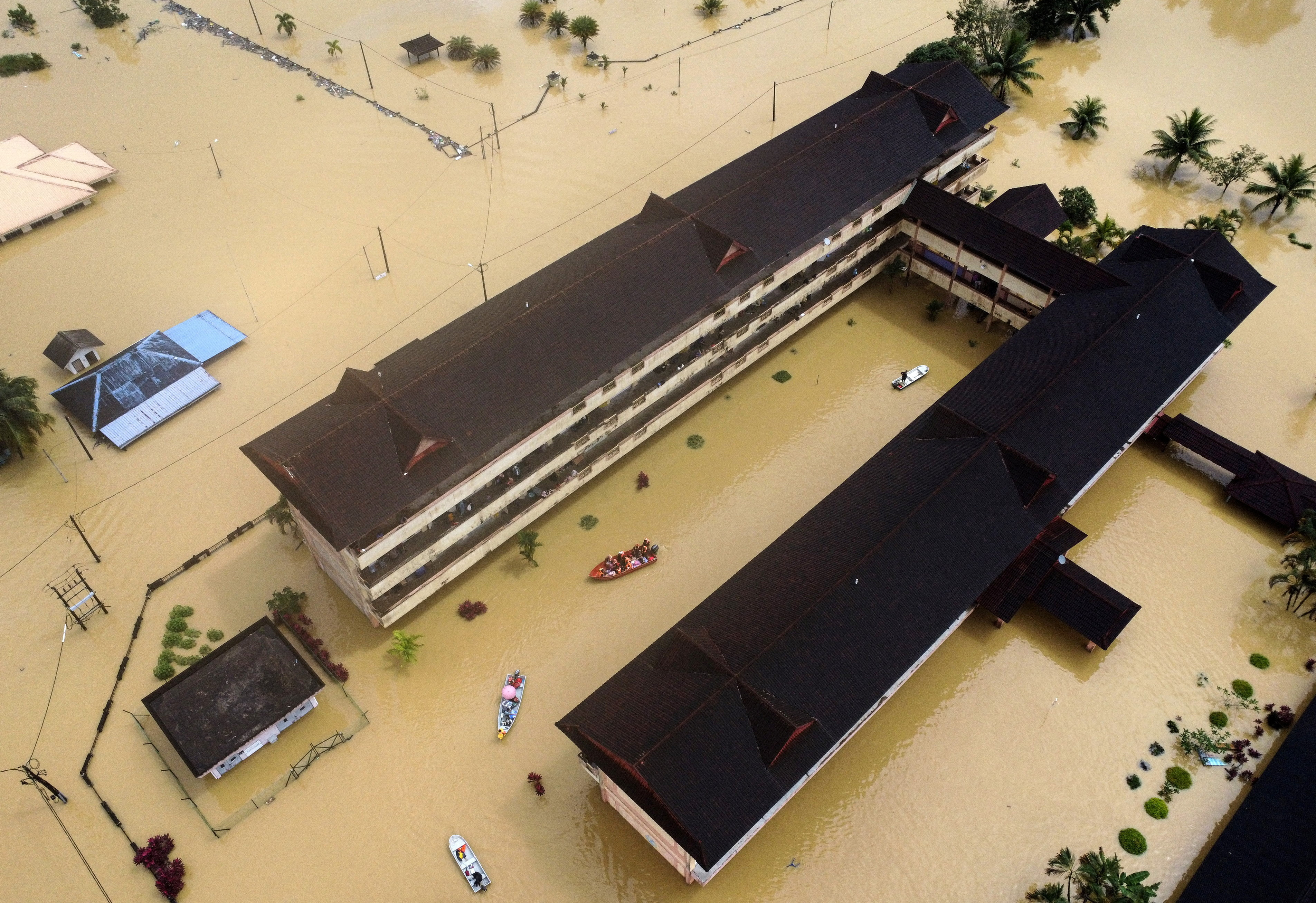 Floods displace thousands in Peninsular Malaysia