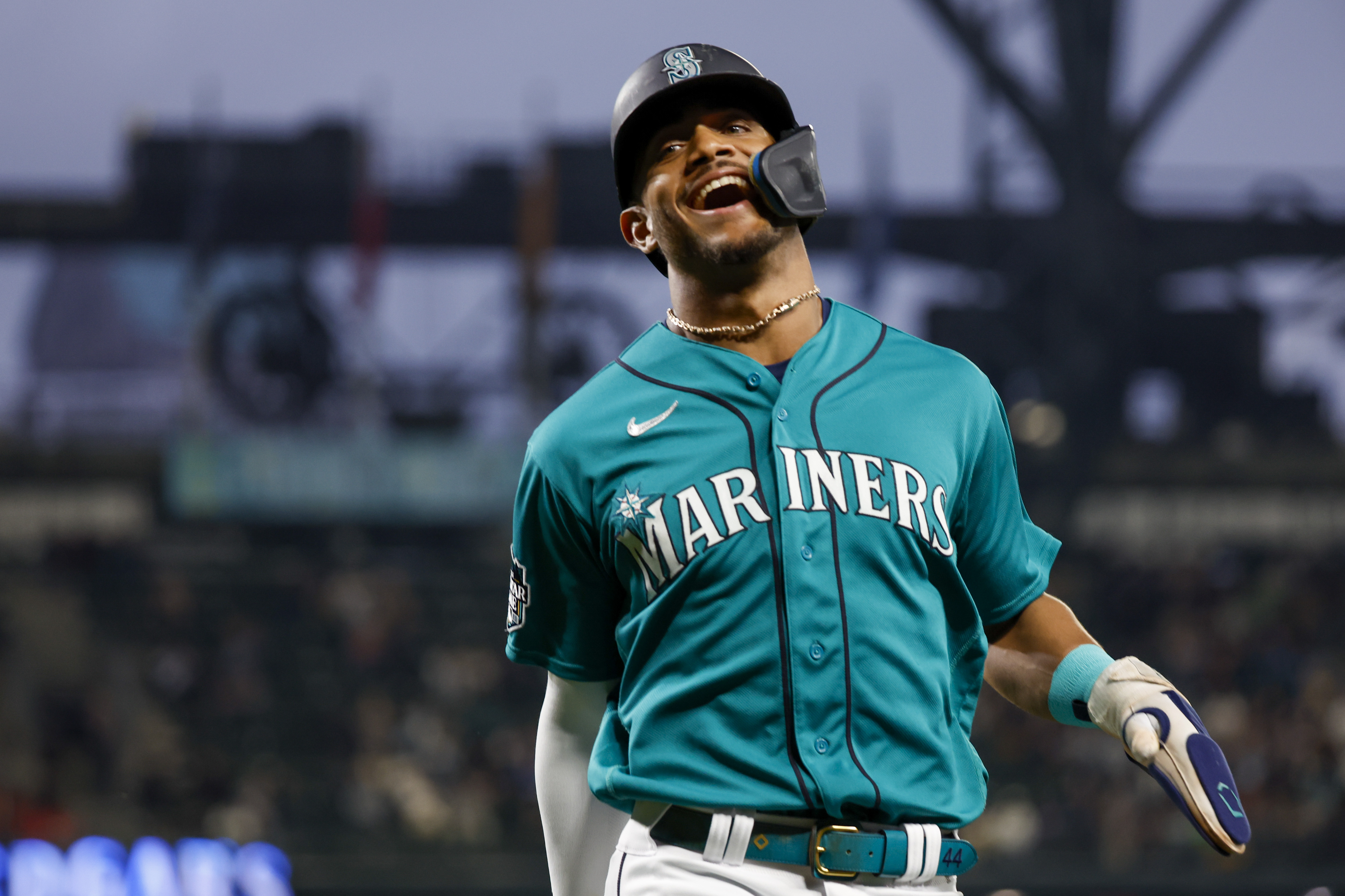 Mariners Break Up Perfect Game Bid in 6th, Beat Angels 8-2 - Bloomberg