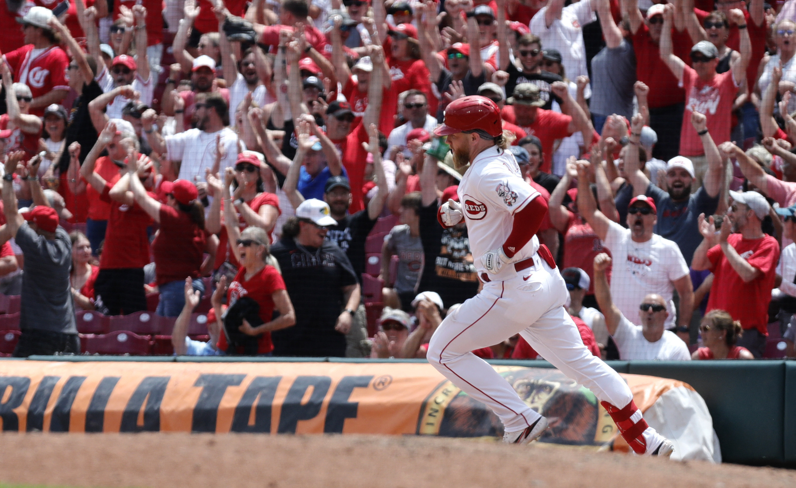 Reds beat Rockies, stretch winning streak to 11