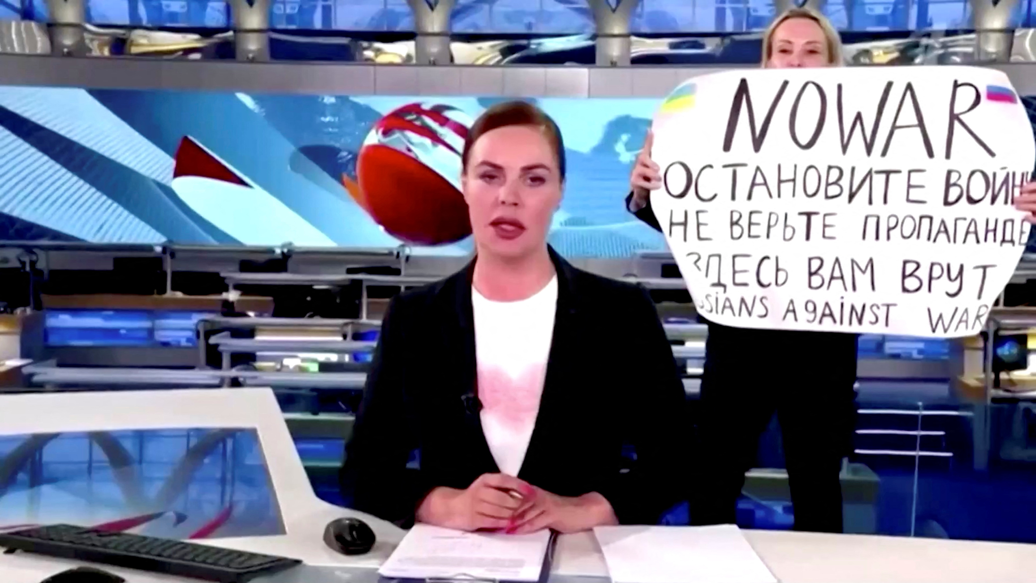 Anti-war protester disrupts live Russian state TV news, in Russia