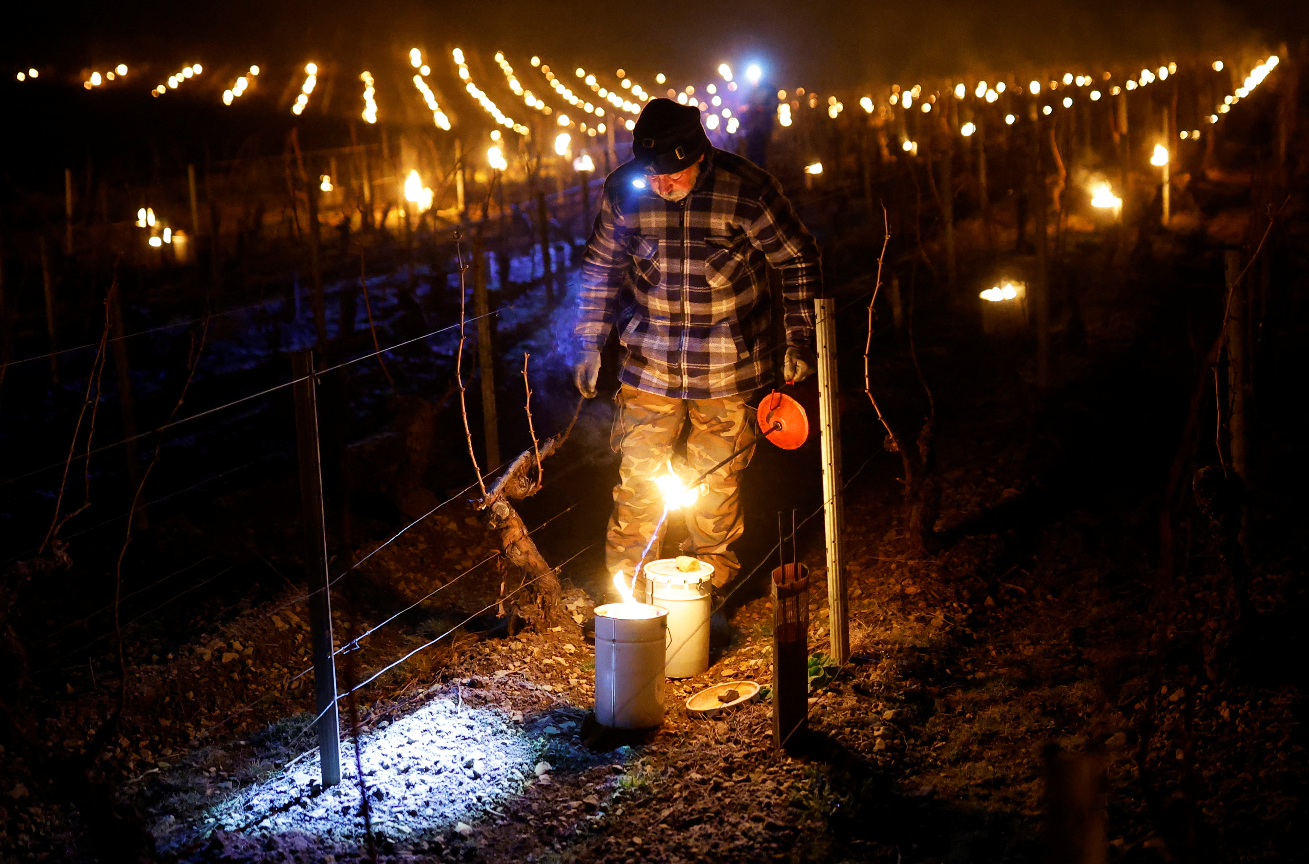 Vineyard owners fight frost in France