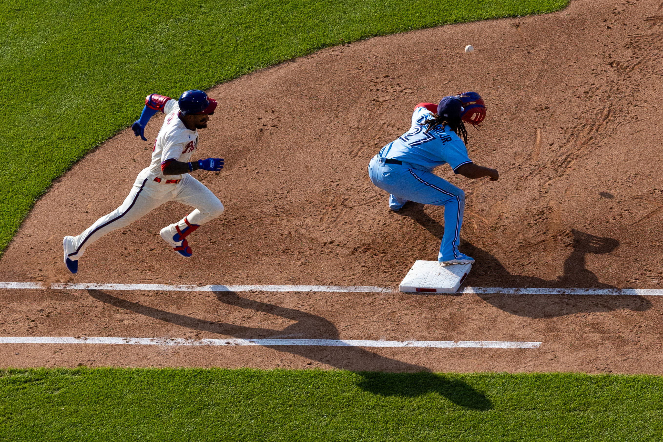 The Phillies walk off the Blue Jays in 10 innings after Bo Bichette sends a  nuke past Vlad Guerrero allowing Edmundo Sosa to score : r/baseball