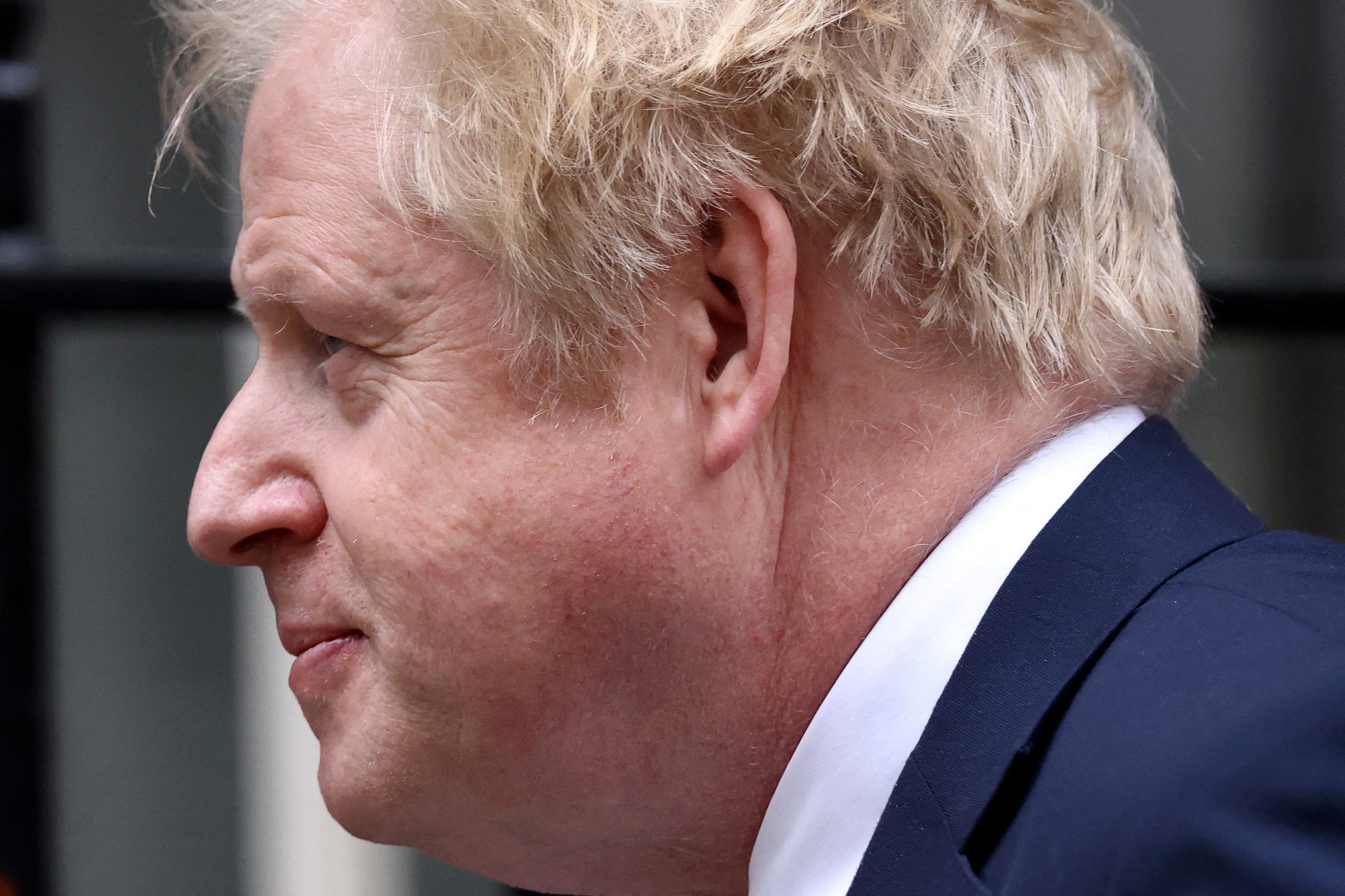 İngiltere Başbakanı Boris Johnson, 2 Şubat 2022, Londra, İngiltere'deki Downing Caddesi'nin önünde yürüyor. REUTERS/Henry Nicholls