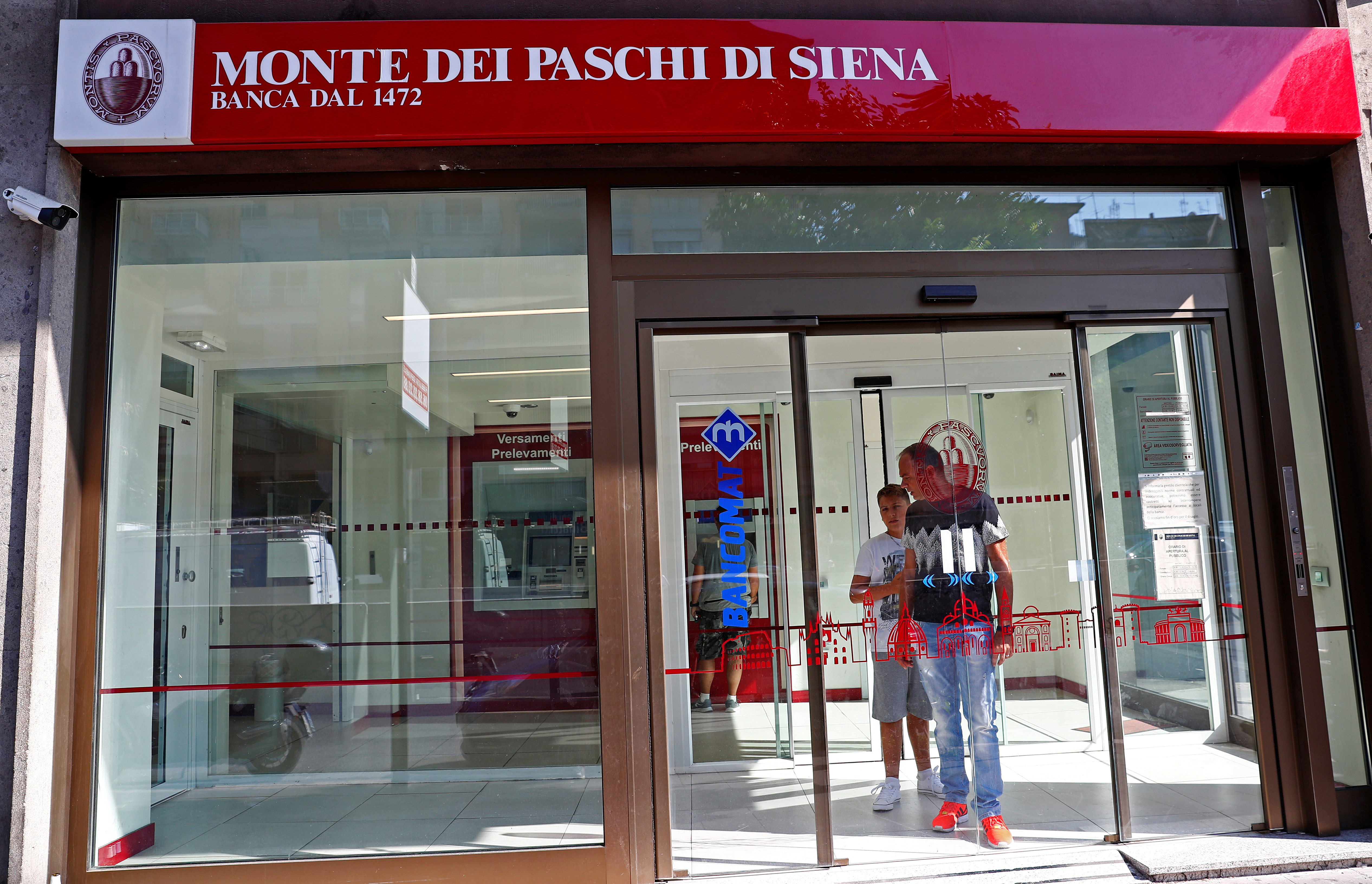 People are seen inside a Monte dei Paschi di Siena bank in Rome, Italy August 16, 2018.  REUTERS/Max Rossi