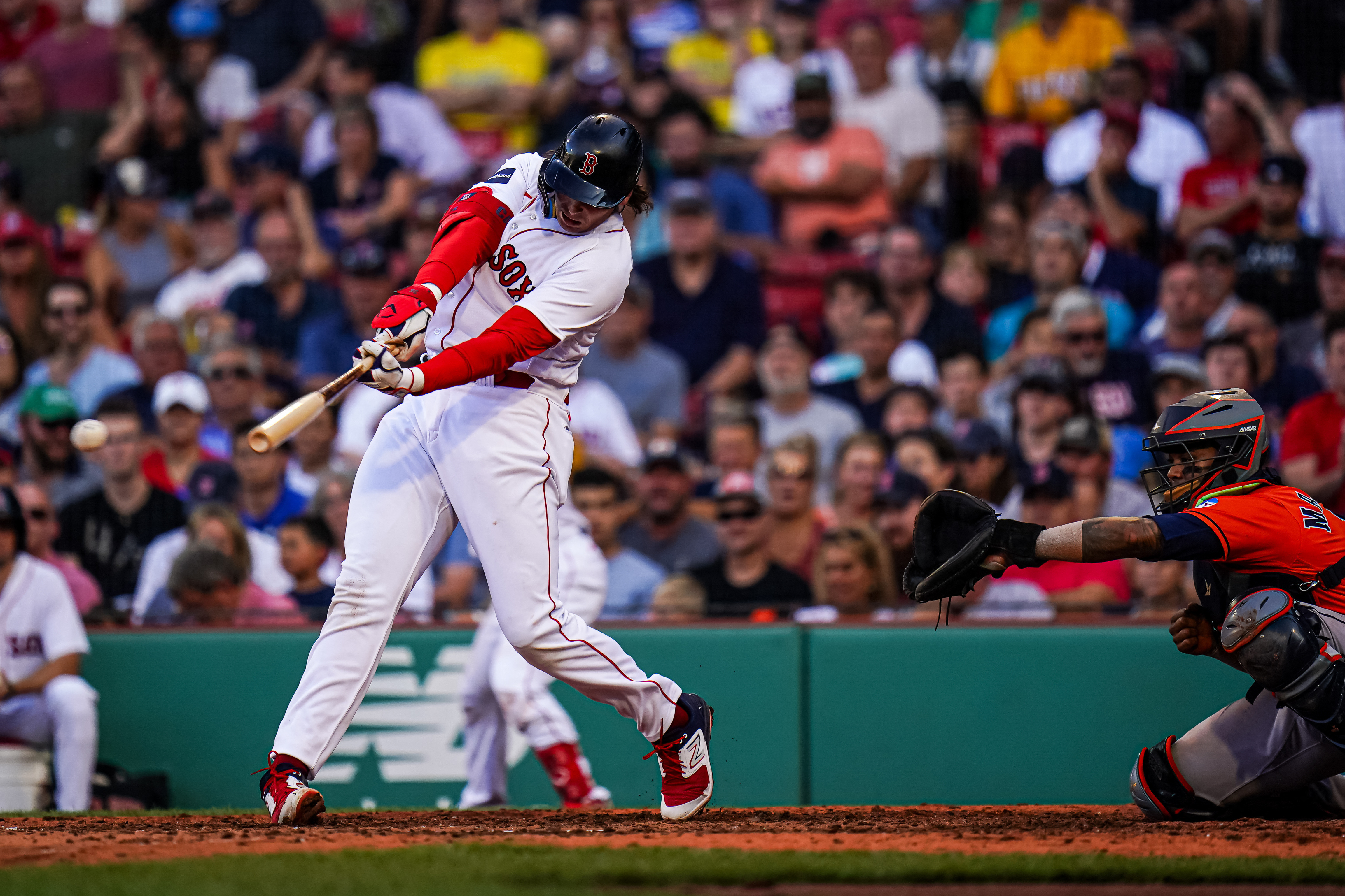 Astros down Red Sox, earn first sweep at Fenway Park