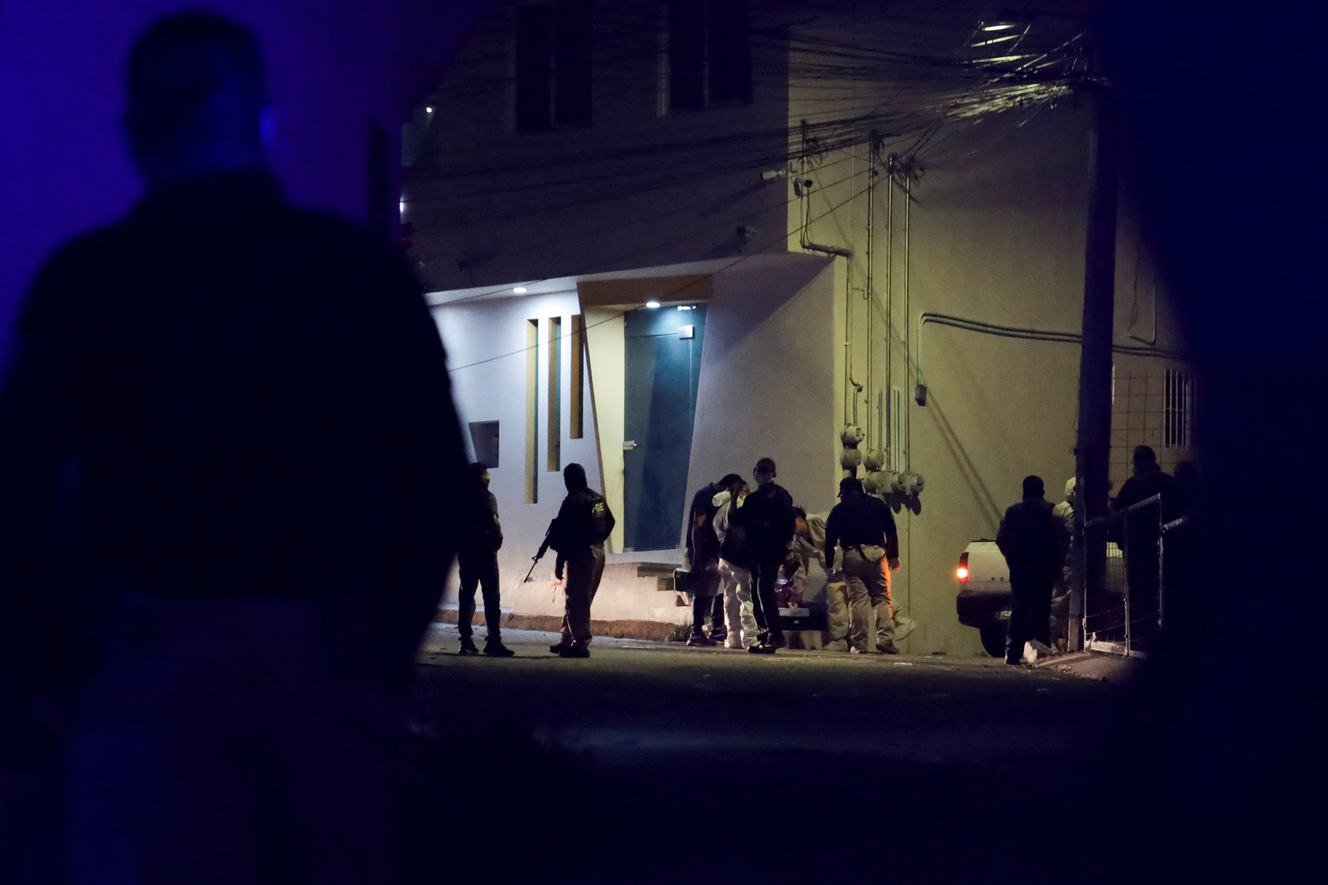 Mexican security forces at the scene where the mayor of Chilpancingo, Alejandro Arcos, was killed in Chilpancingo