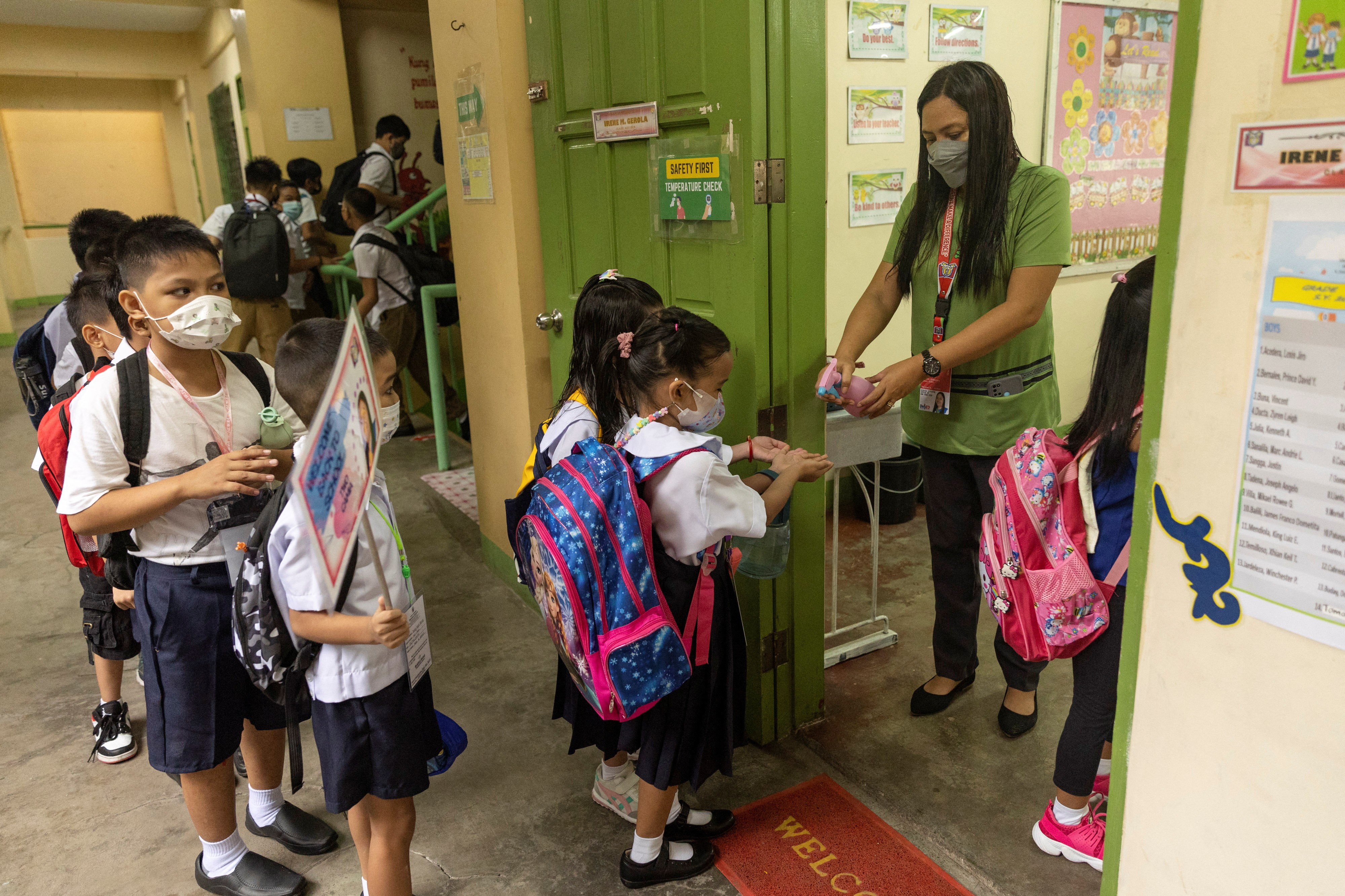 difference between private and public schools in the philippines