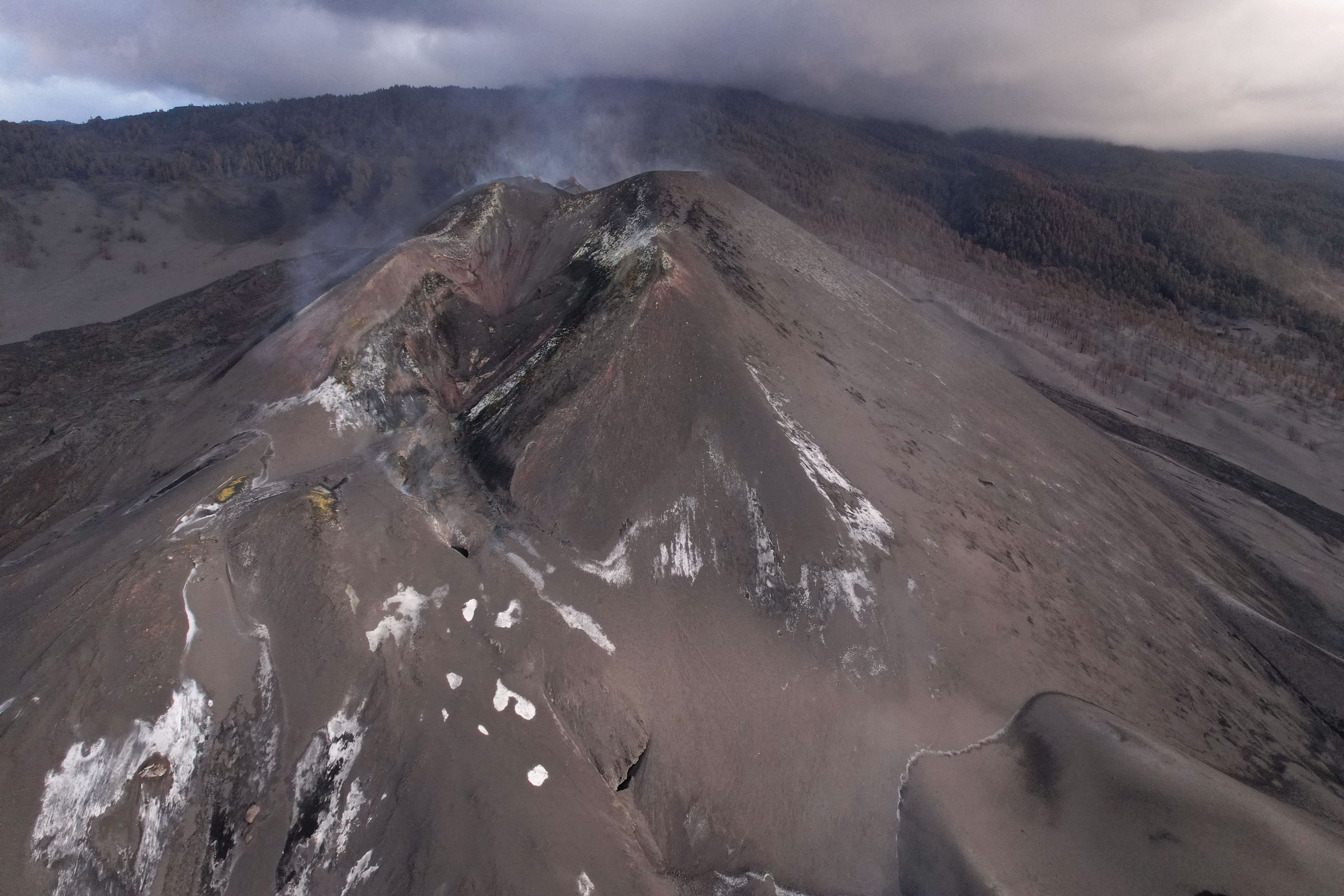 An aerial view of the Cumbre Vieja volcano without activity in the last few hours in Tacande