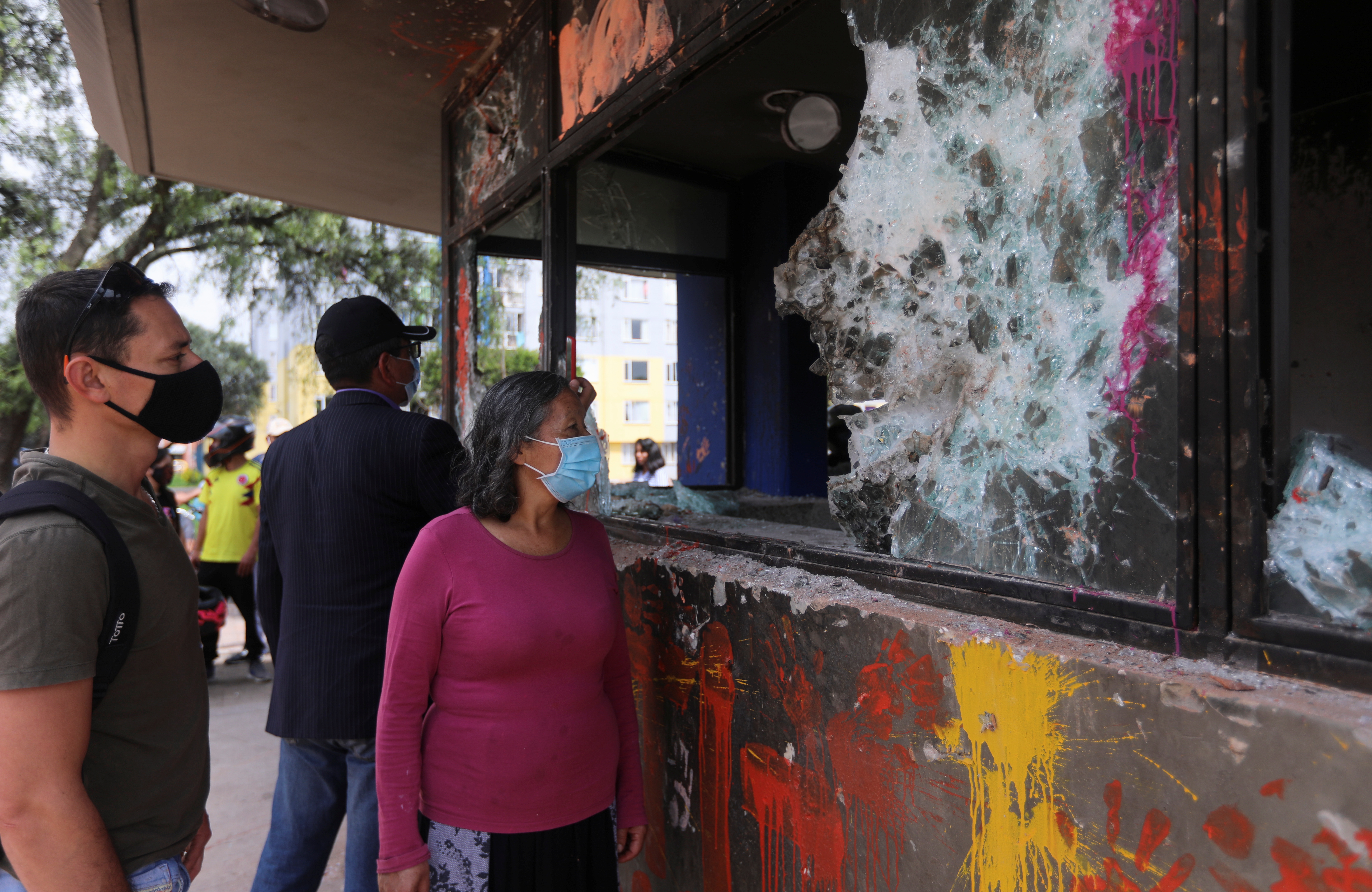 People look at a vandalised police station following a protest against poverty and police violence in Bogota, Colombia, May 5, 2021. REUTERS/Luisa Gonzalez