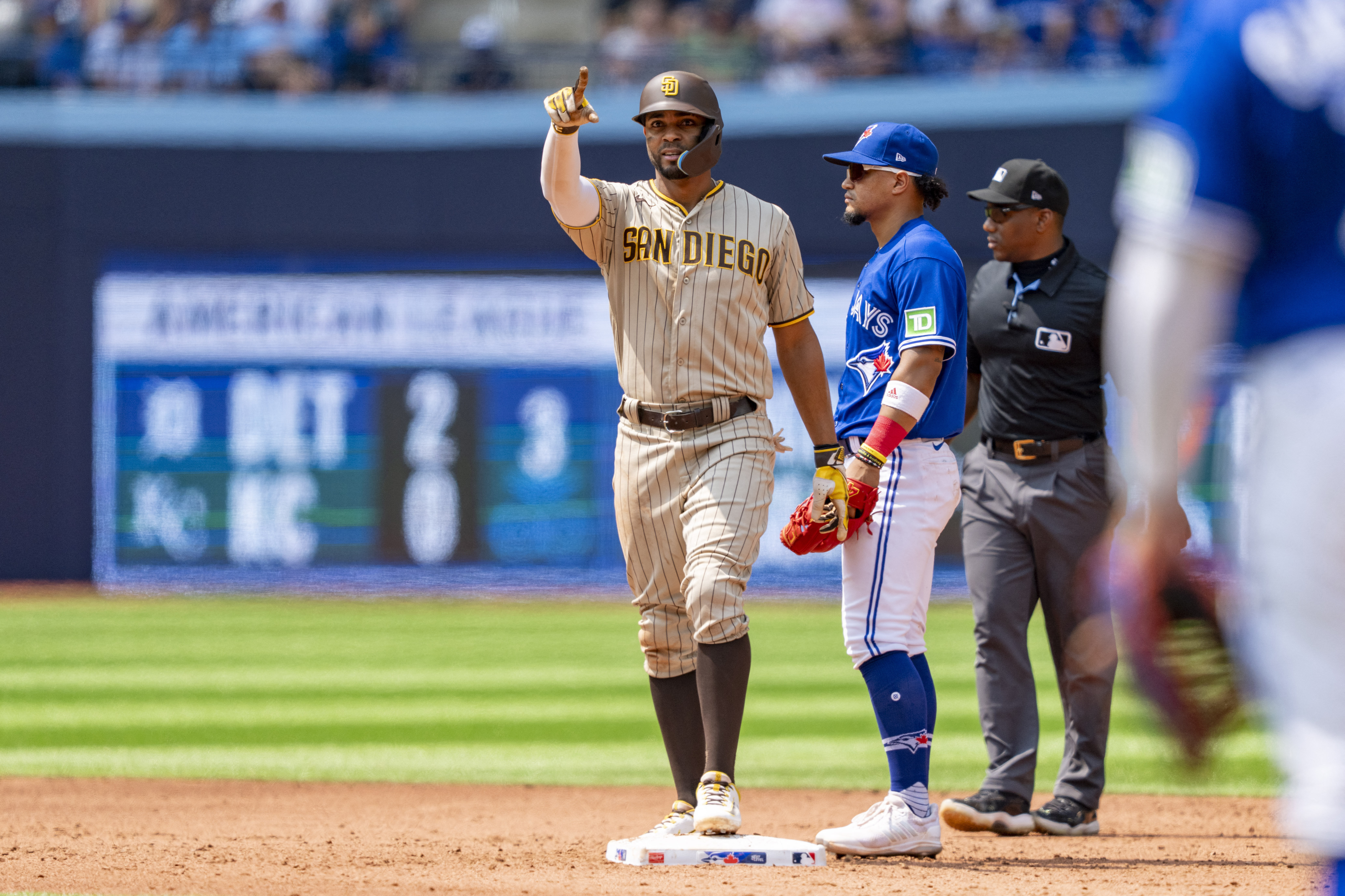 Guerrero and Kirk HR, Bassitt wins as Blue Jays blank Padres 4-0 to avoid  sweep - ABC News