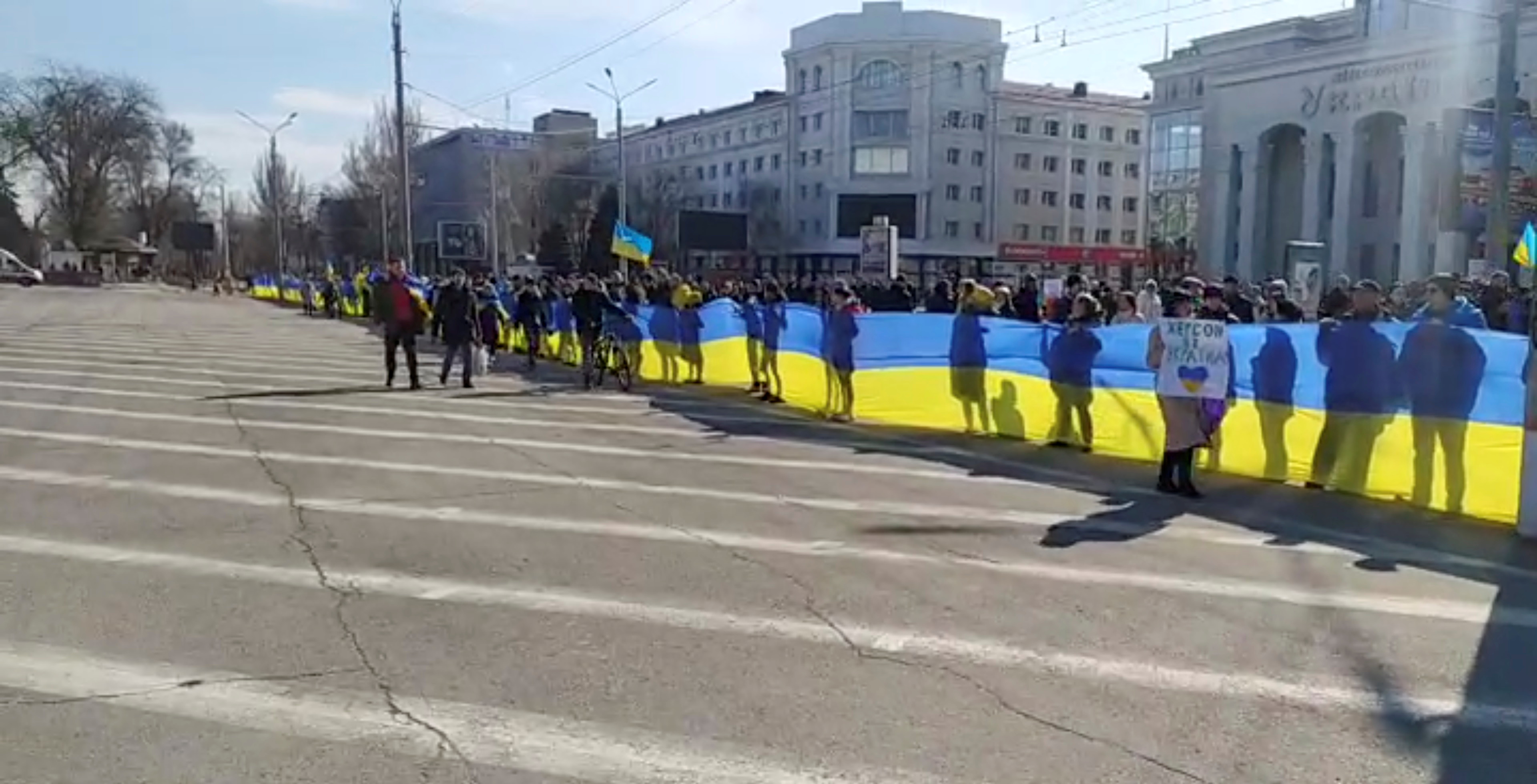 La gente protesta en medio de la invasión rusa de Ucrania, en Kherson