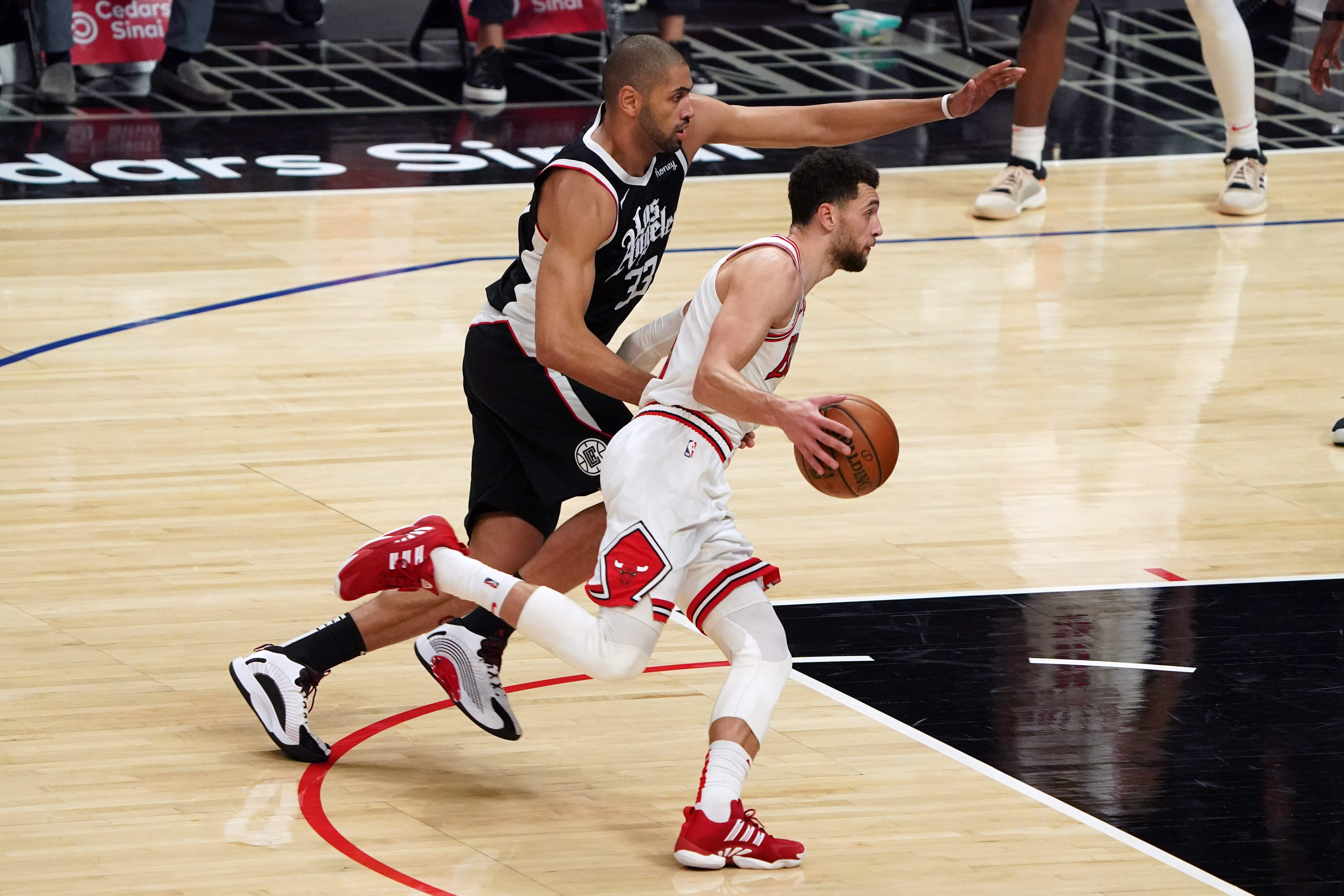 Kawhi Leonard powers Clippers past Bulls | Reuters