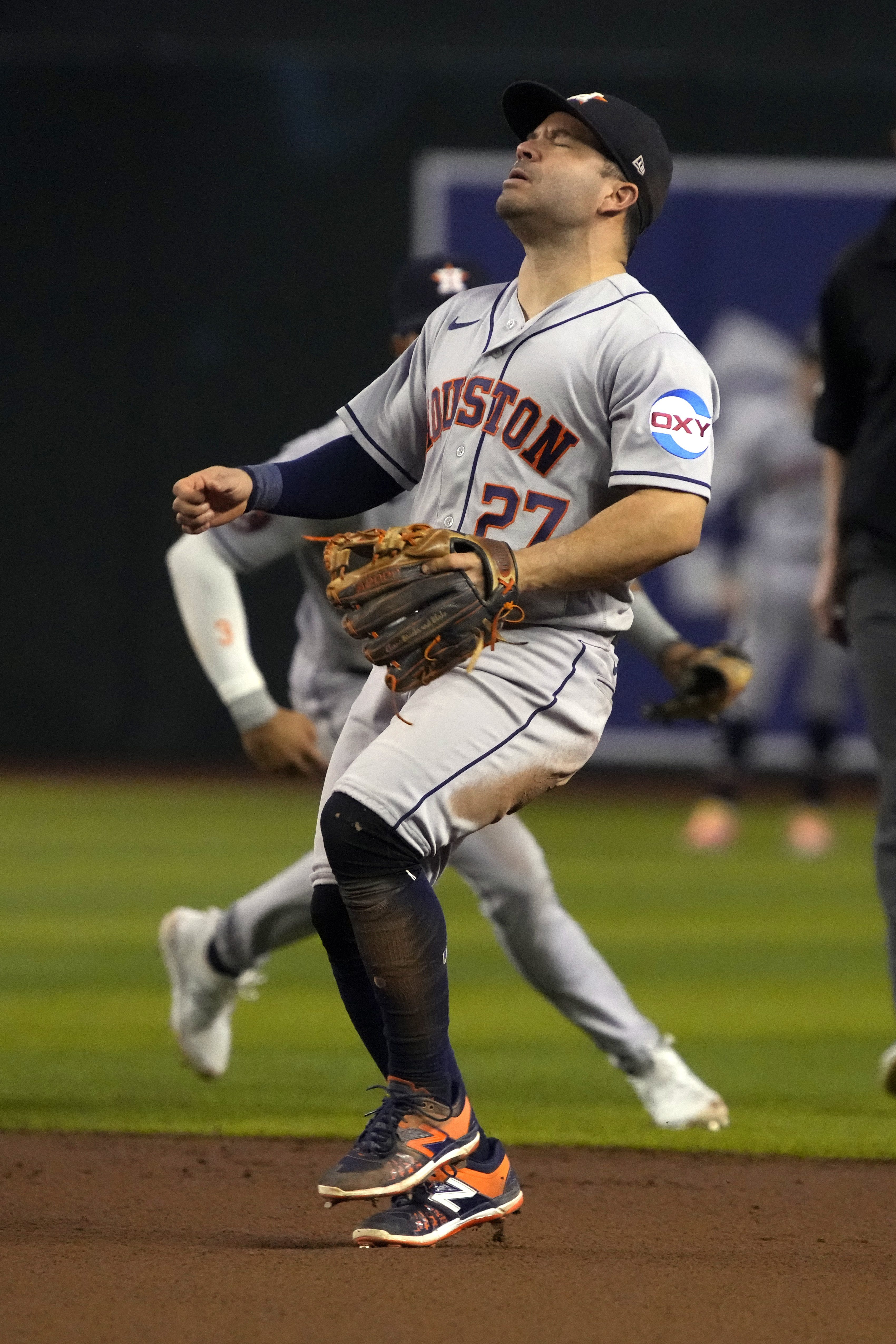 Astros keep pace with tight win over D-backs