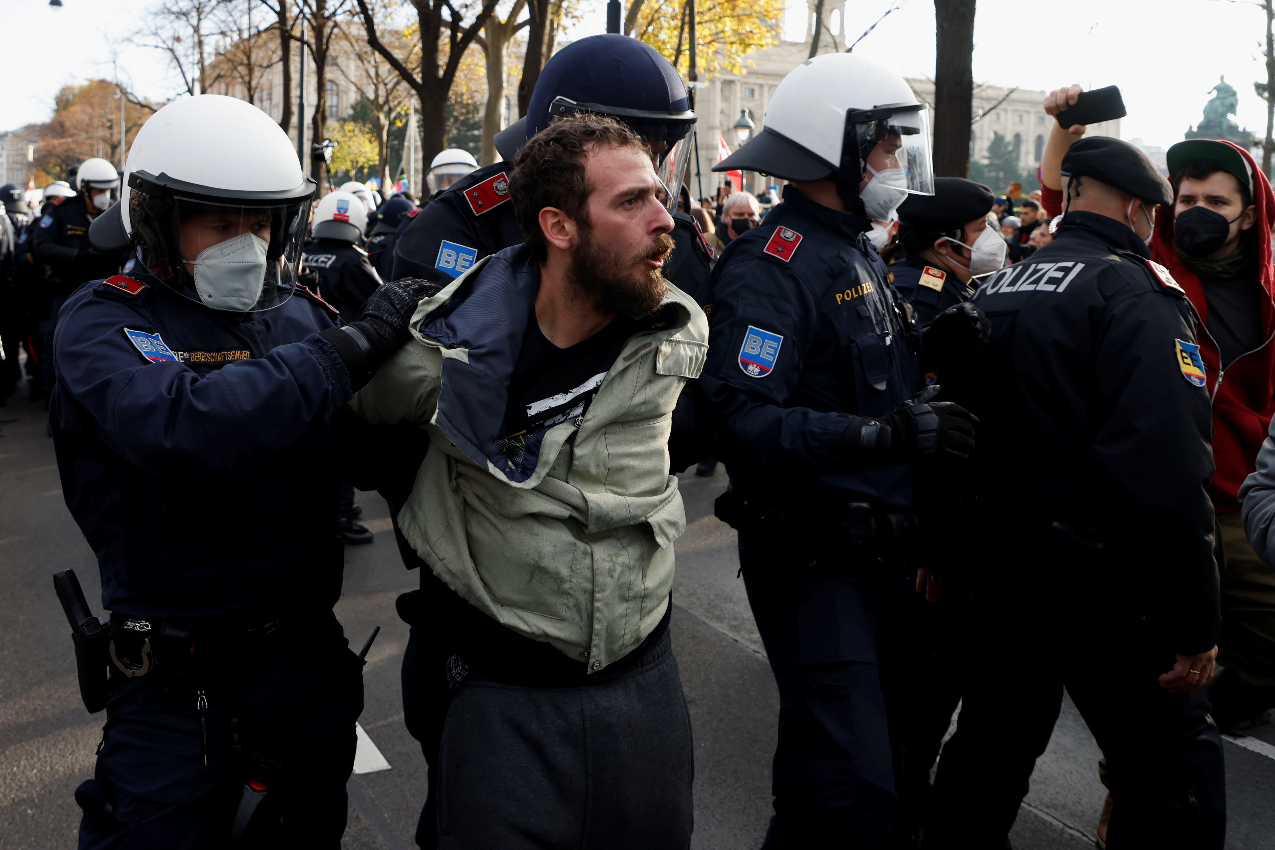 Demonstrant zostaje zatrzymany przez funkcjonariuszy policji podczas protestu przeciwko środkom związanym z koronawirusem (COVID-19) w Wiedniu, Austria, 20 listopada 2021 r. REUTERS/Leonhard Foeger