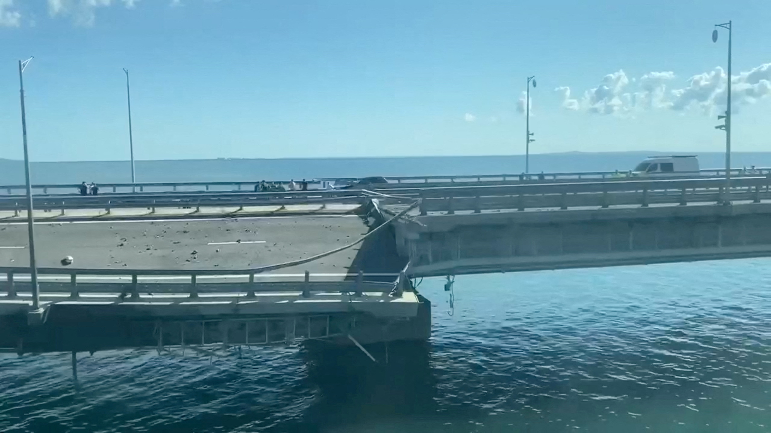 Puente de Crimea dañado tras presunto ataque